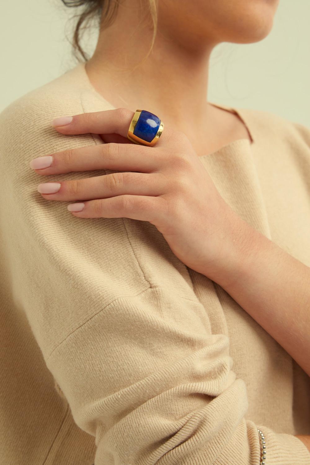 Contemporary Lapis Lazuli Yellow Gold Ring For Sale