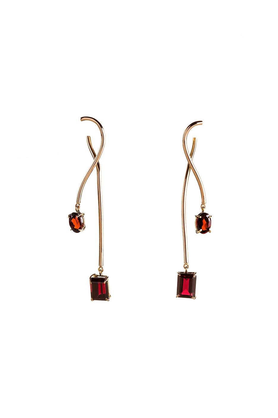 Boucles d'oreilles pendantes contemporaines en or rose 18 carats et grenat rouge 
Les boucles d'oreilles 
