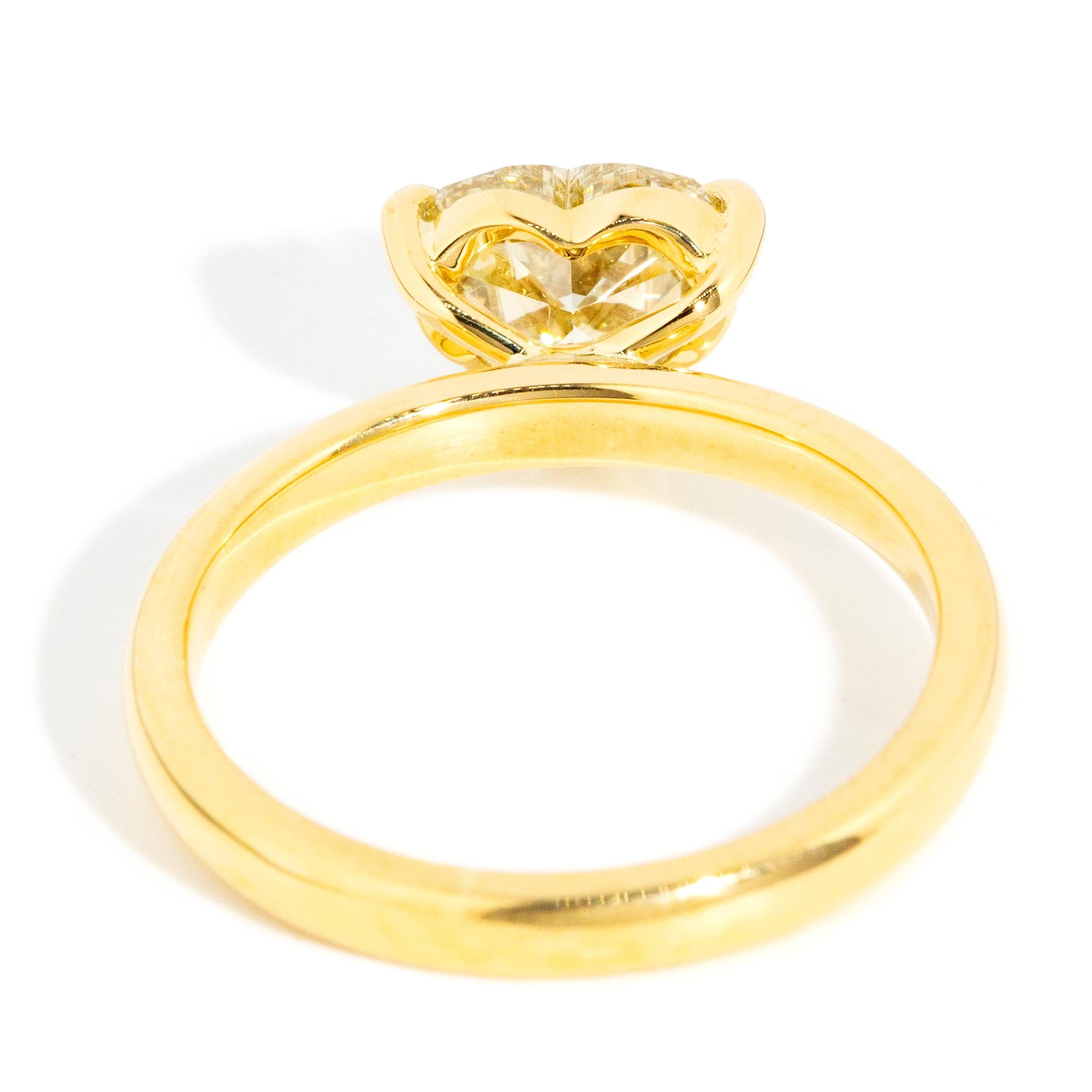 Contemporary 1.80 Carat Light Fancy Yellow Heart Cut Diamond Ring 18 Carat Gold For Sale 6