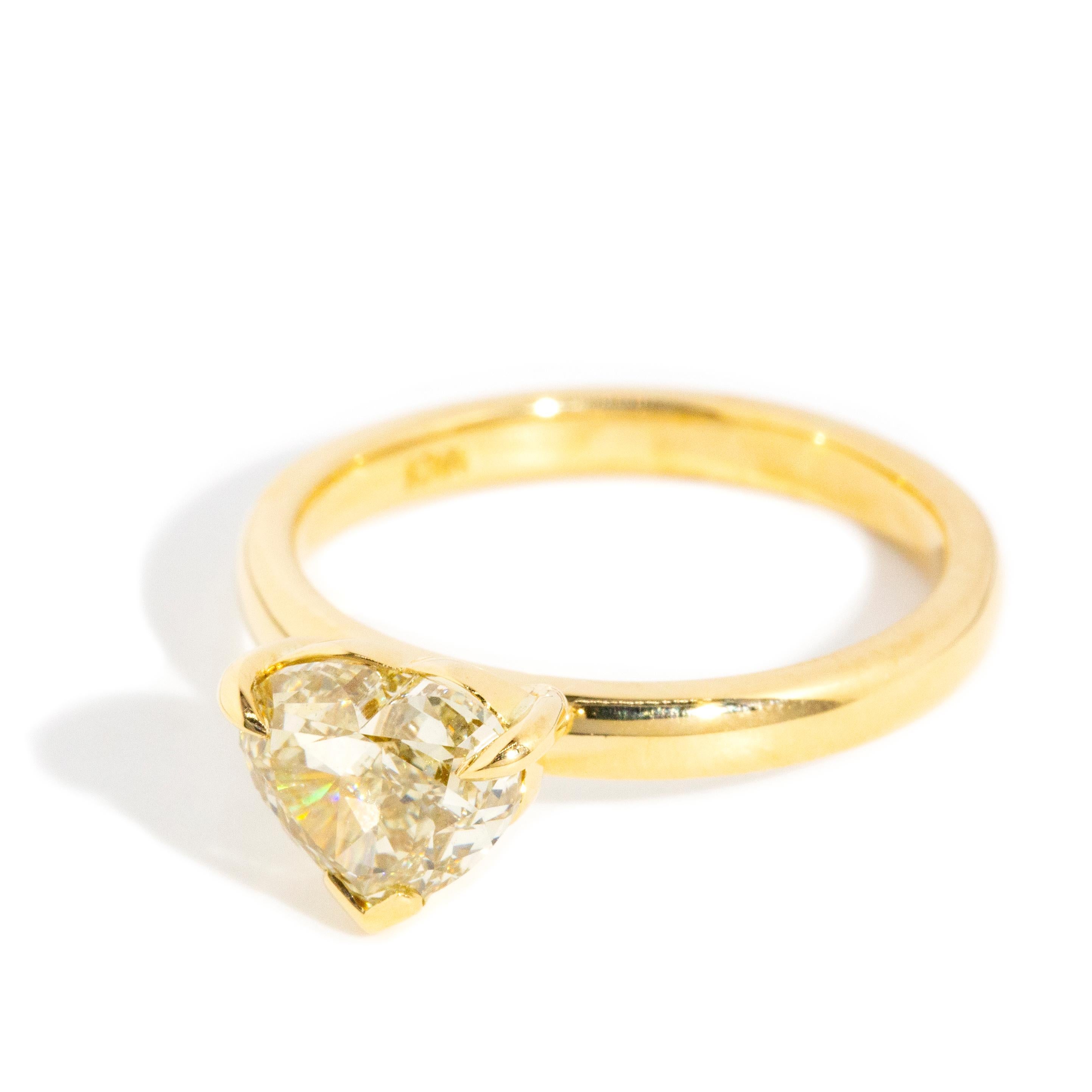 Women's or Men's Contemporary 1.80 Carat Light Fancy Yellow Heart Cut Diamond Ring 18 Carat Gold For Sale