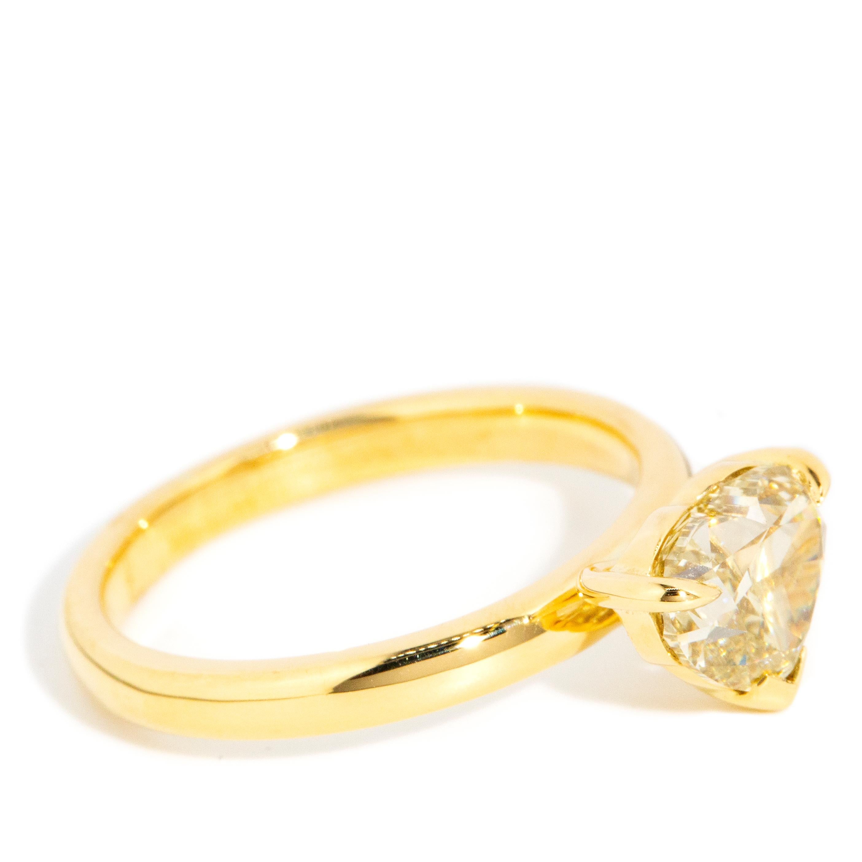 Contemporary 1.80 Carat Light Fancy Yellow Heart Cut Diamond Ring 18 Carat Gold For Sale 2