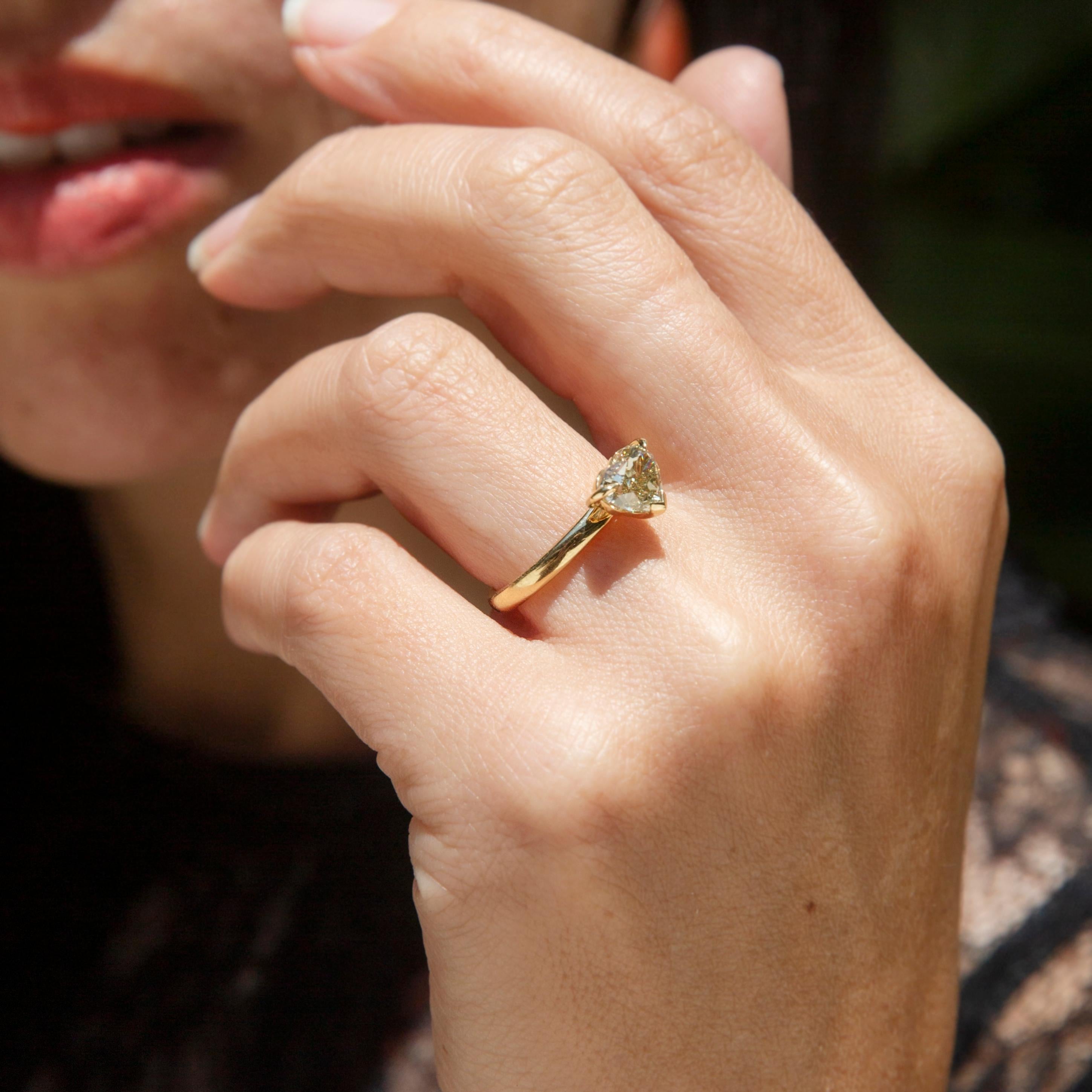 Anillo contemporáneo de diamantes talla corazón amarillo fantasía claro de 1,80 quilates y oro de 18 quilates en venta 3