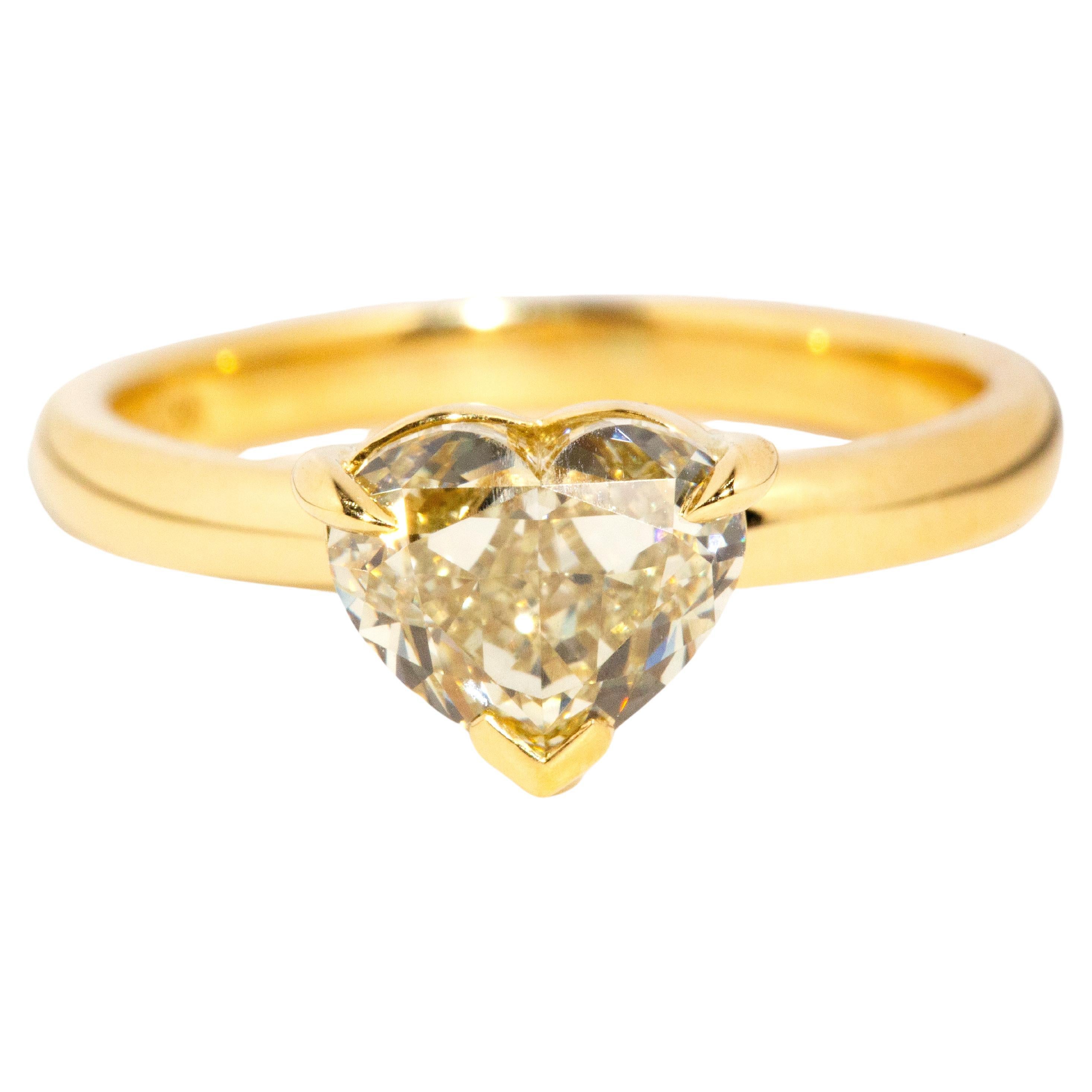 Contemporary 1.80 Carat Light Fancy Yellow Heart Cut Diamond Ring 18 Carat Gold For Sale