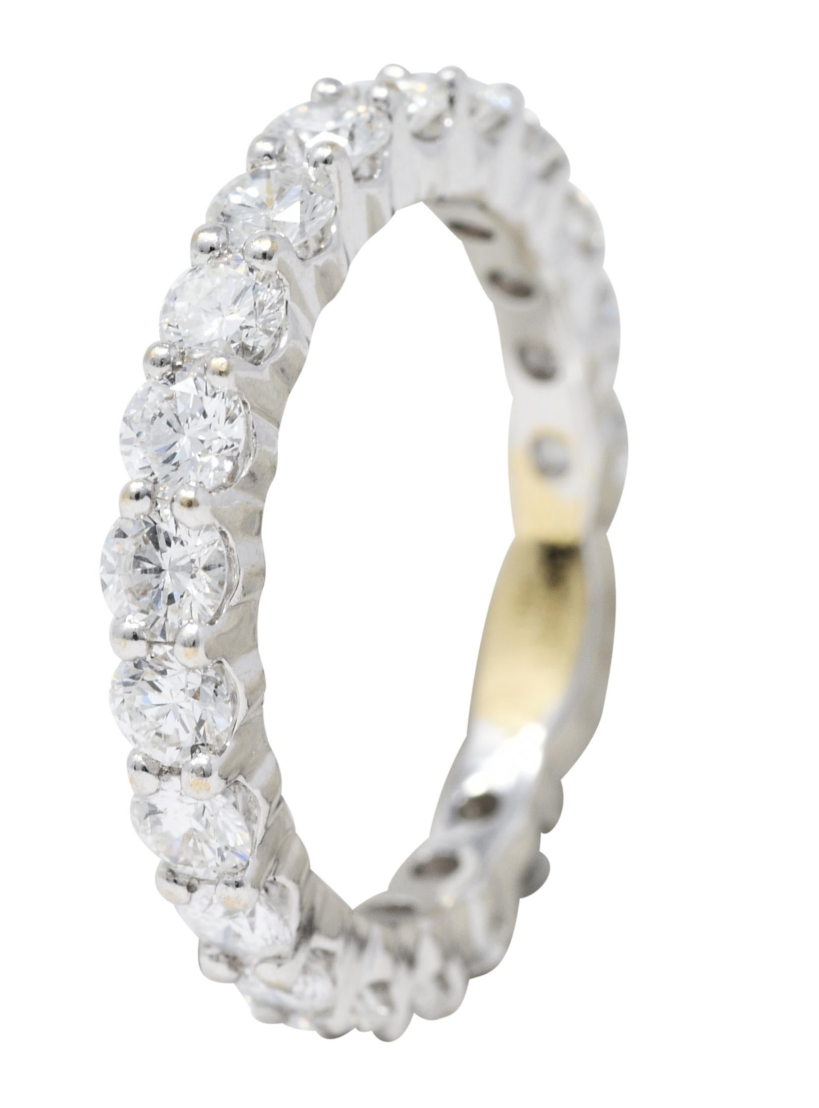 Women's or Men's Contemporary 1.80 Carats Diamond 18 Karat White Gold Band Ring