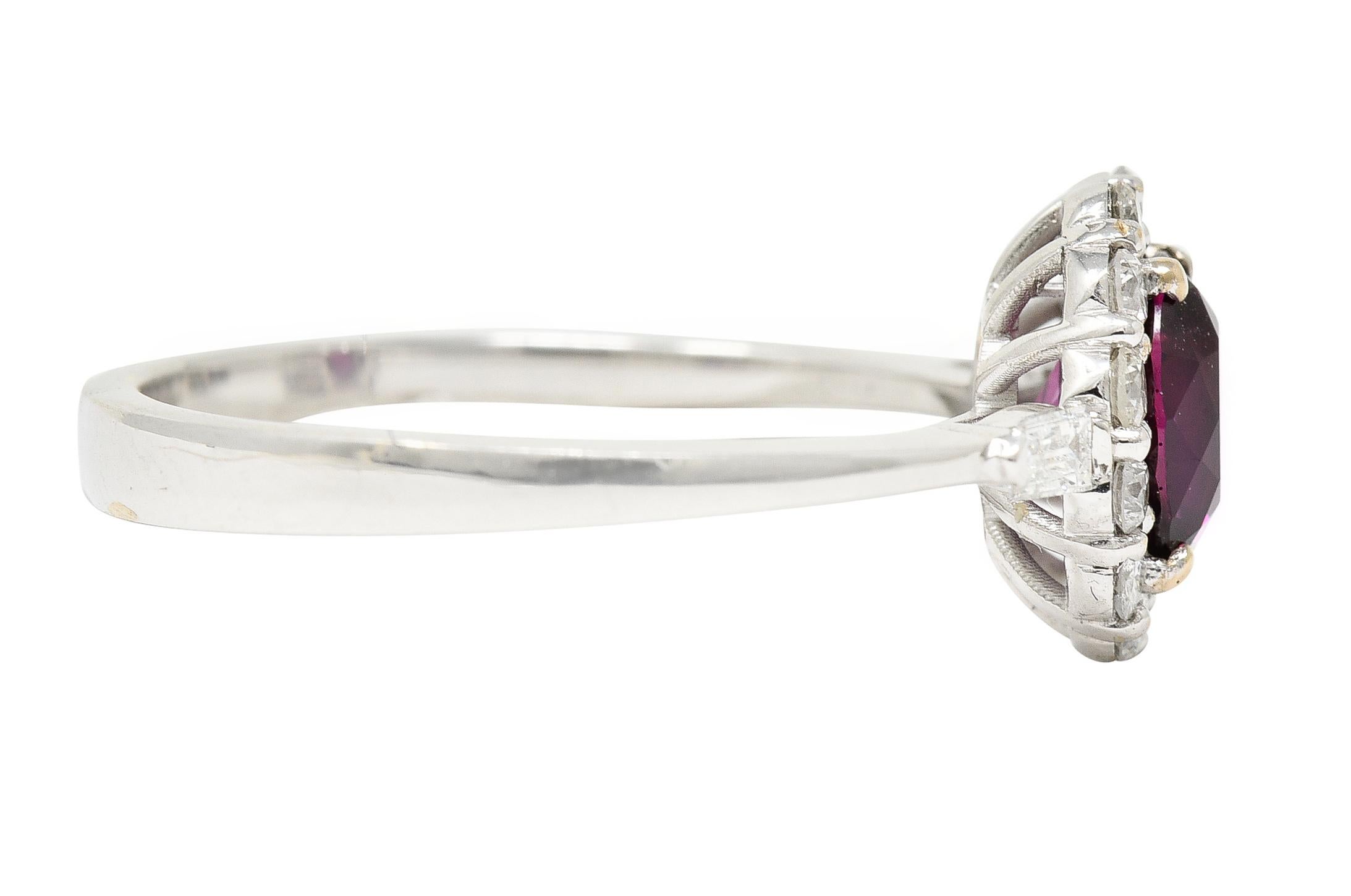 Zeitgenössischer 1,80 Karat Rubin Diamant-Halo-Ring aus 18 Karat Weißgold GIA (Ovalschliff) im Angebot
