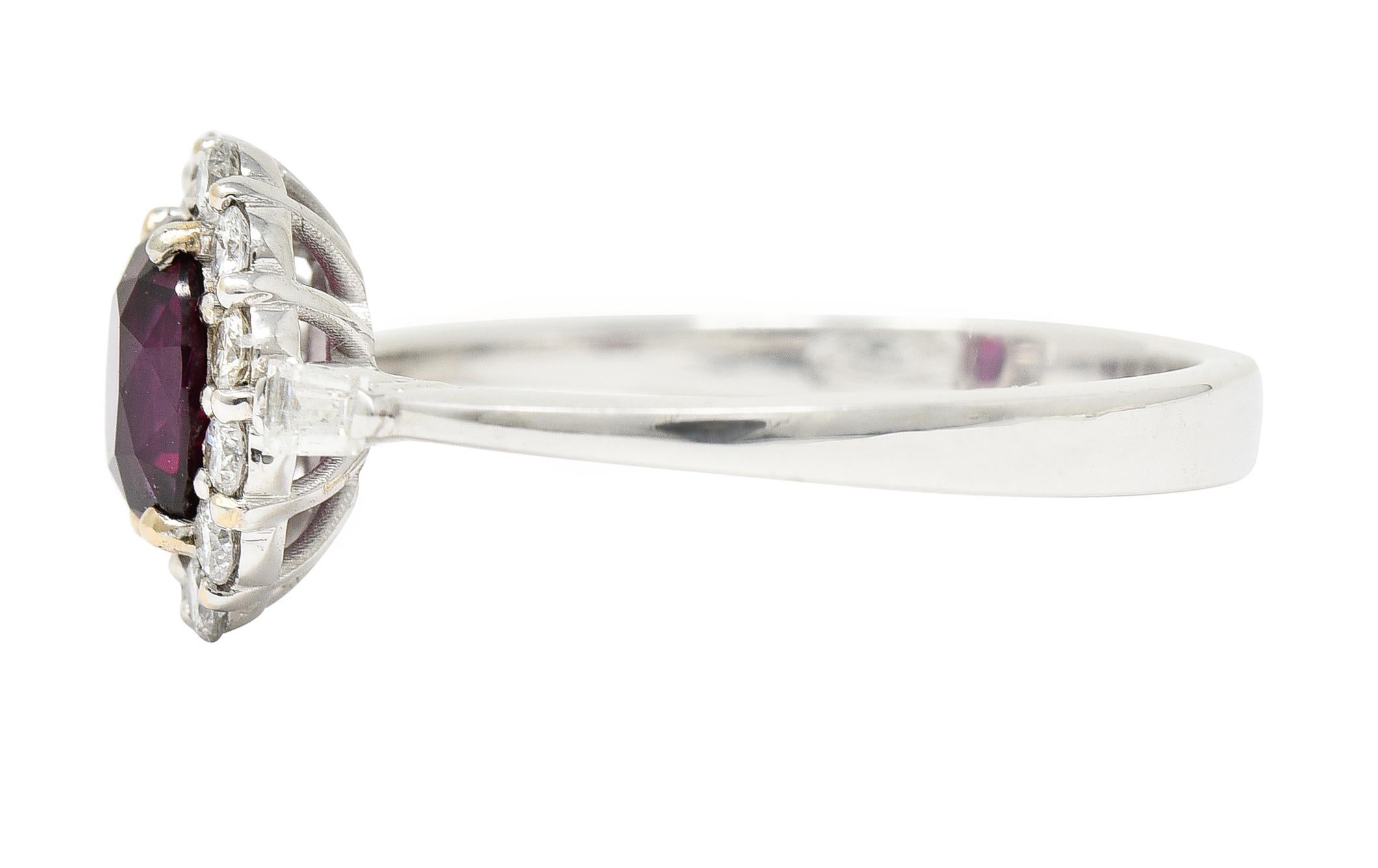 Zeitgenössischer 1,80 Karat Rubin Diamant-Halo-Ring aus 18 Karat Weißgold GIA für Damen oder Herren im Angebot