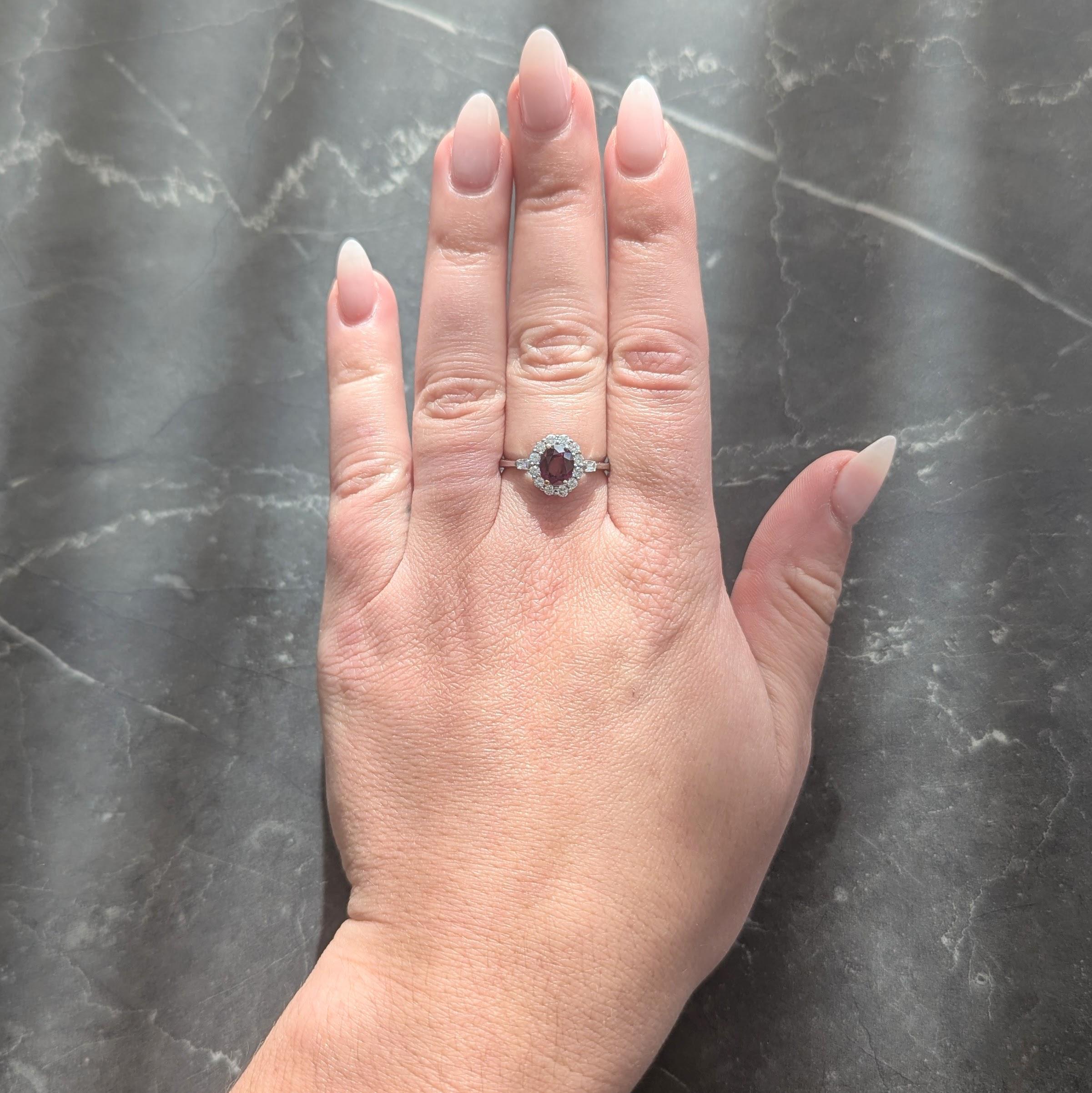 In der Mitte ein oval geschliffener Rubin mit einem Gewicht von 1,36 Karat - transparenter mittelroter Farbton
Natürlicher thailändischer Ursprung - mit rundem Brillanten im Halo eingefasst
Flankiert von bündig gefassten, spitz zulaufenden Diamanten