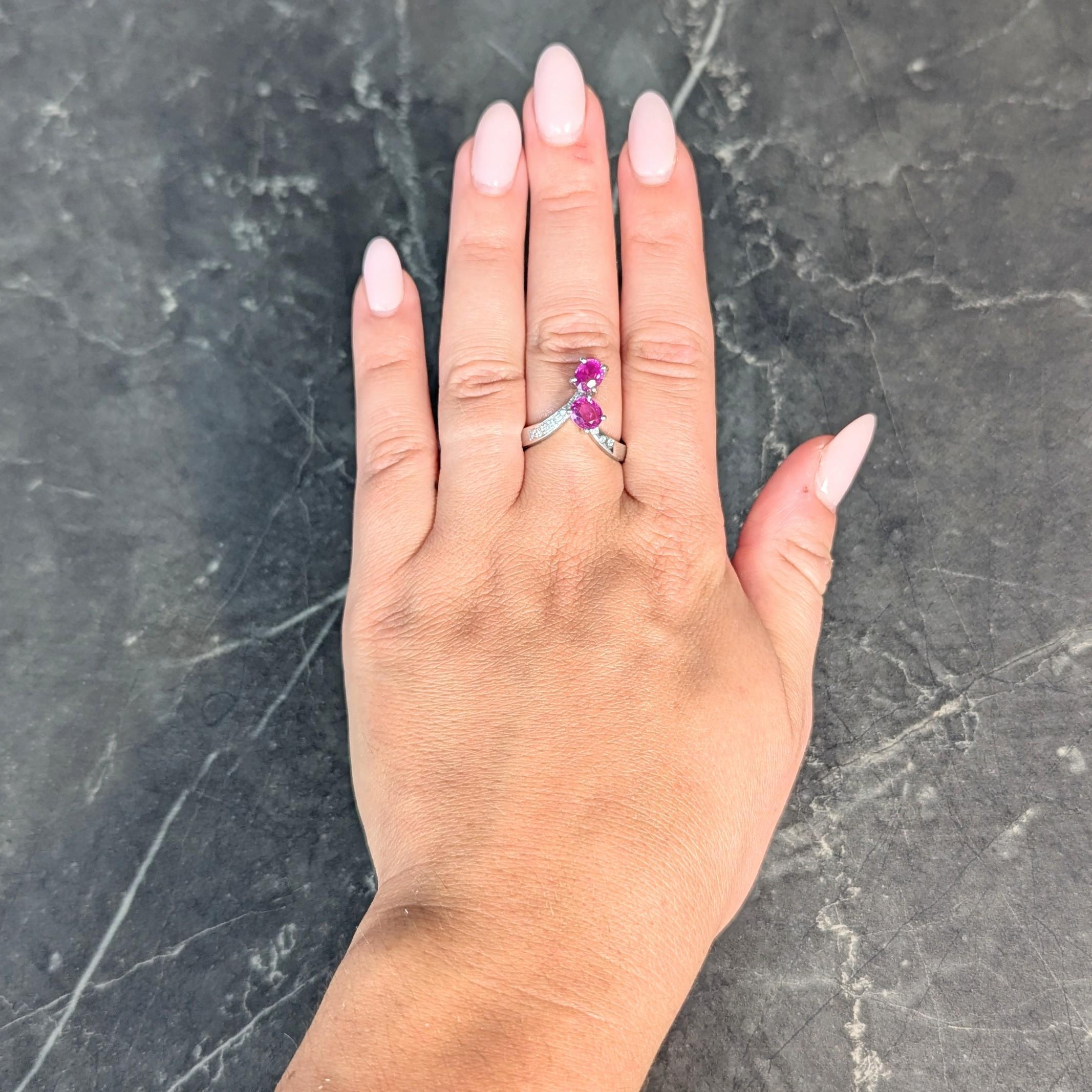Centrando dos zafiros talla oval con un peso total aproximado de 1,66 quilates
De origen natural de Madagascar - transparente de color rosa medio
Conjunto de cesta en hombros yuxtapuestos estilo bypass
Engastado y enrasado con diamantes redondos