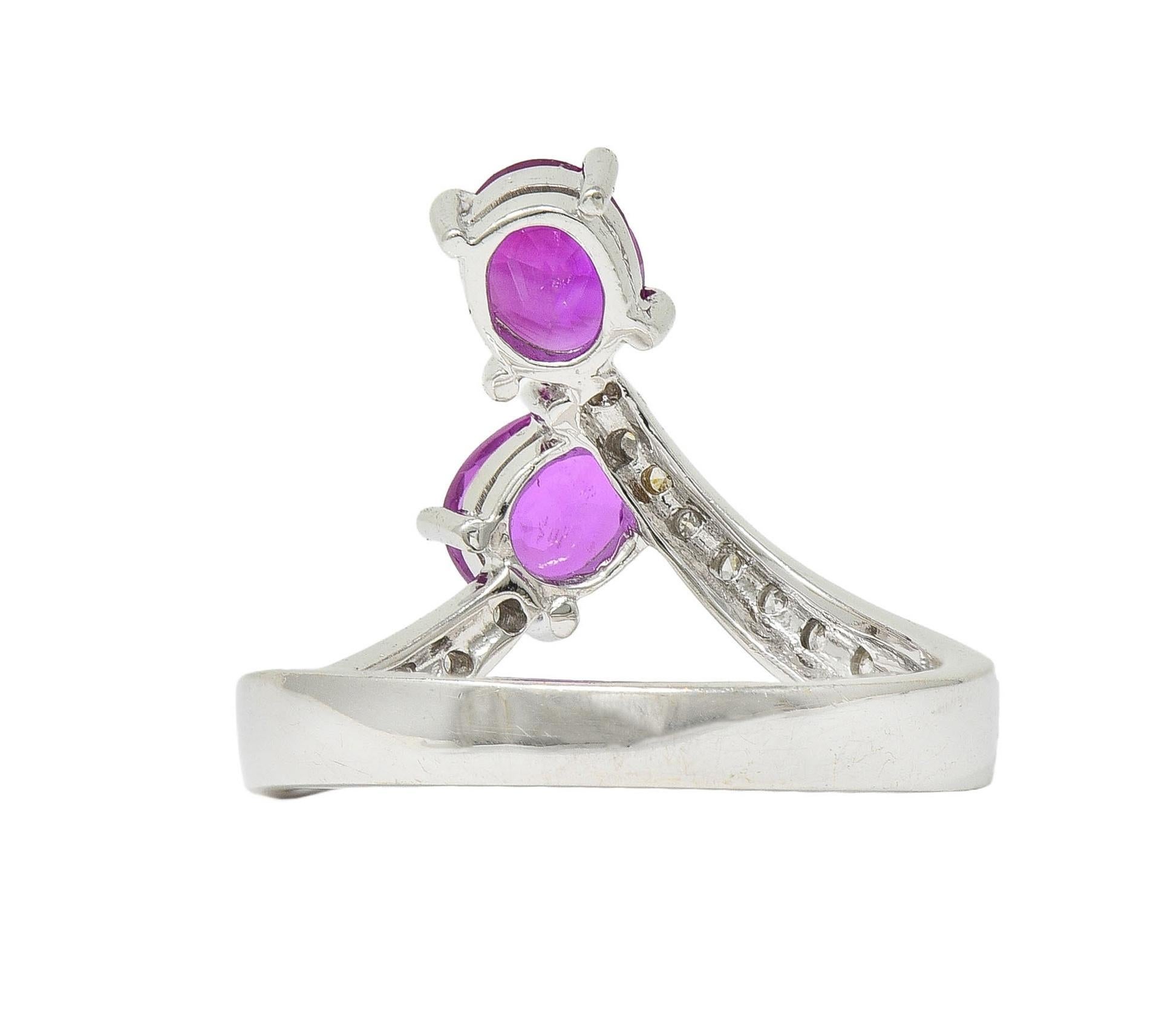 Femenino o masculino Anillo Bypass Contemporáneo de Oro de 18 K con Diamante Zafiro Rosa de Madagascar de 1,85 quilates GIA en venta