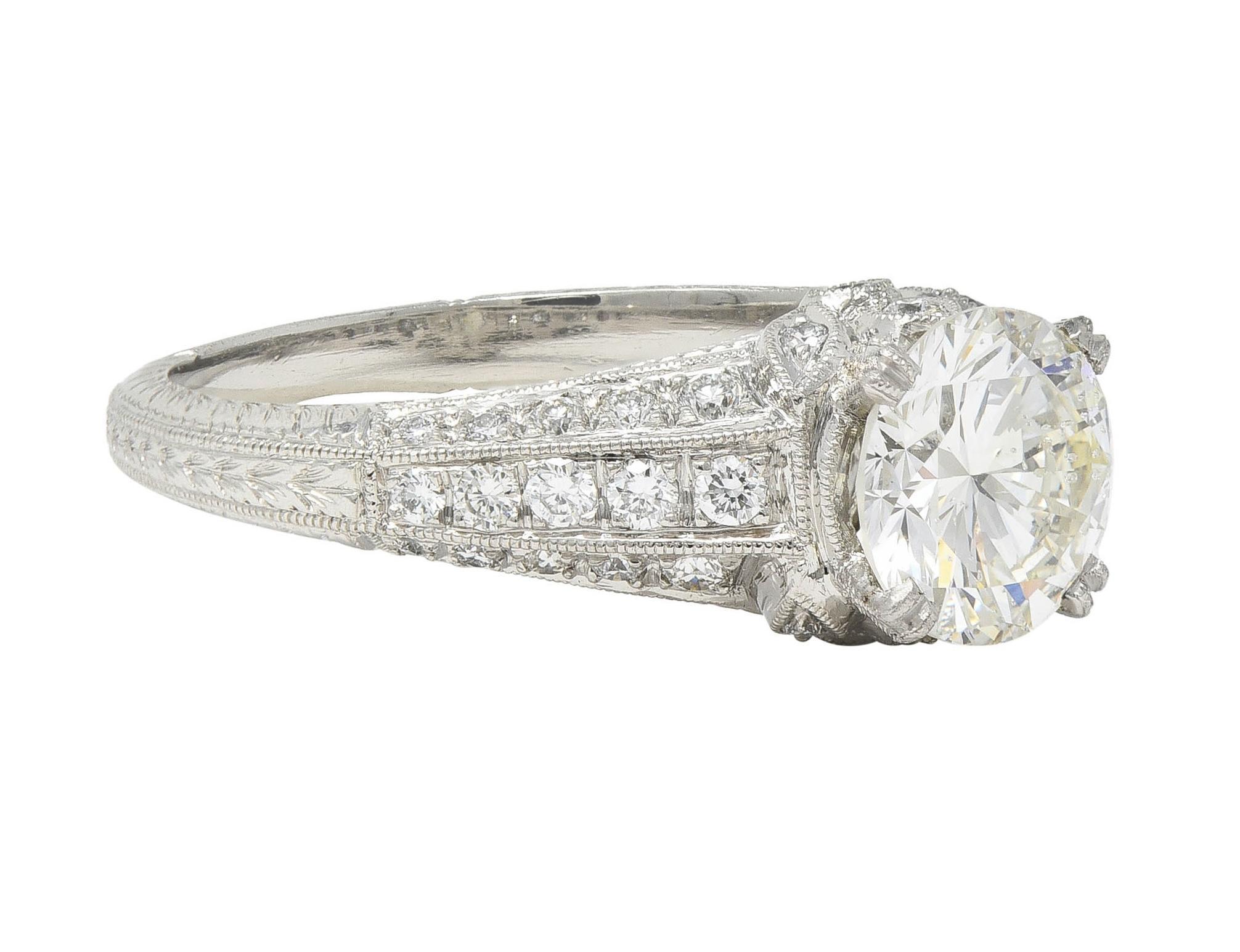 Centré sur un diamant rond de taille brillant pesant 1.43 carats - couleur L et pureté I1
Serti de griffes rainurées et flanqué de rangées de diamants gradués supplémentaires
Avec des diamants sertis en perle et en chaton dans un profil de motif de