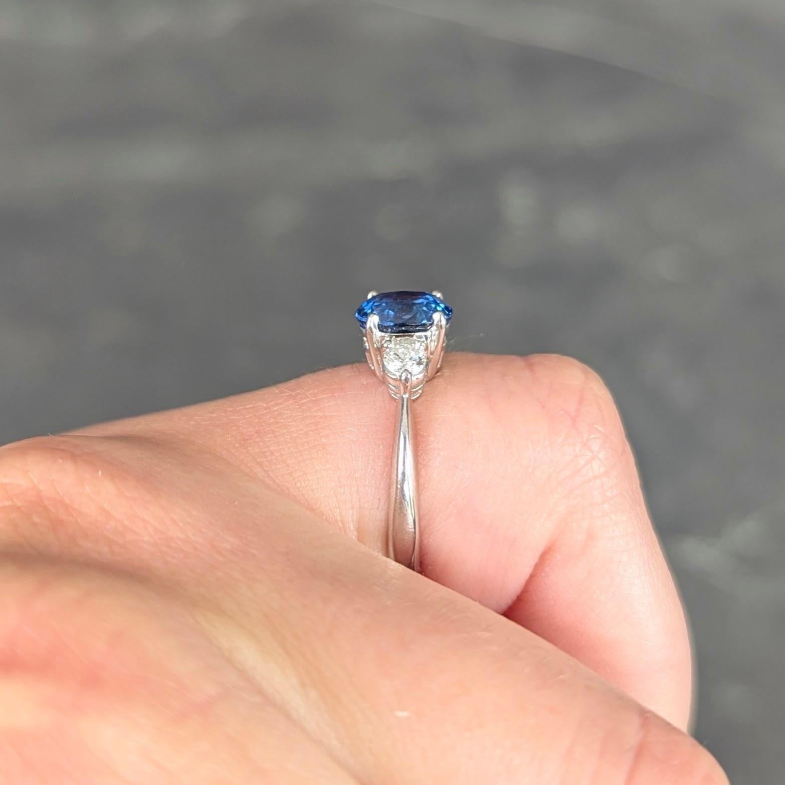 Contemporary 1.89 CTW Sapphire Diamond Platinum Three Stone Ring in vendita 4