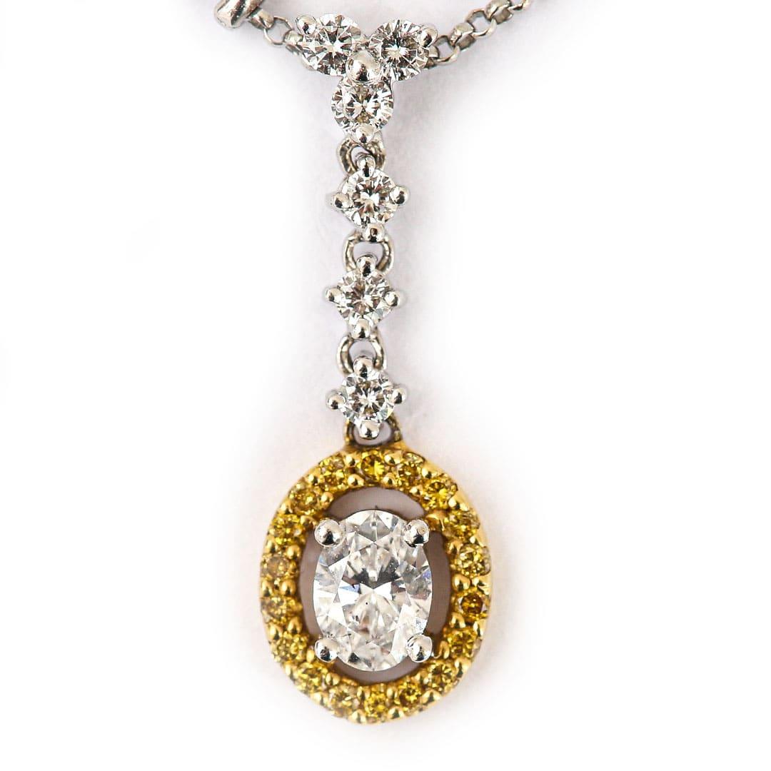 Contemporary 18ct Gold White and Yellow Diamond Halo Pendant Necklace In Good Condition For Sale In Lancashire, Oldham