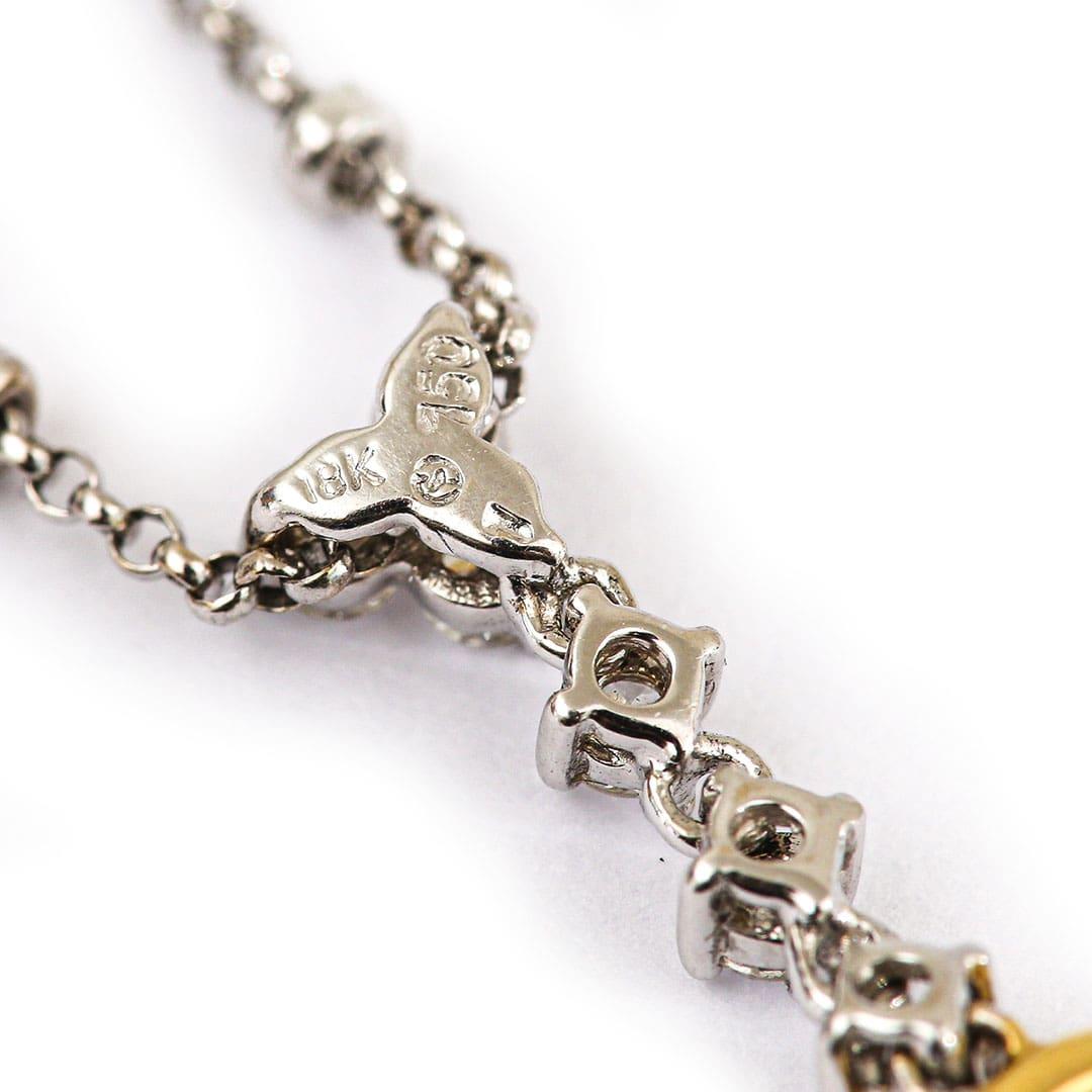 Collier pendentif contemporain en or 18 carats avec halo de diamants blancs et jaunes en vente 1