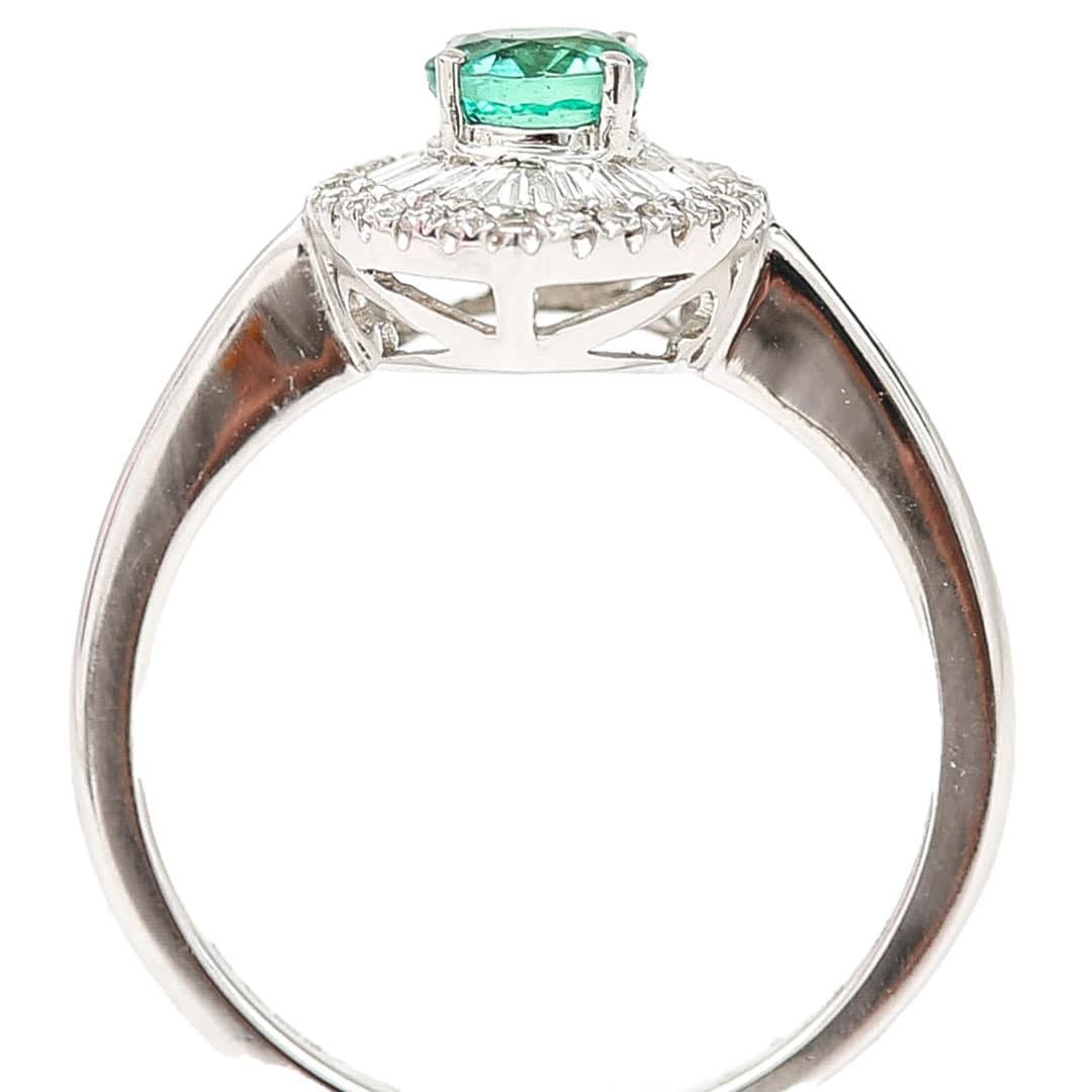 Contemporary 18ct White Gold Emerald and Diamond Engagement Ring  For Sale 5