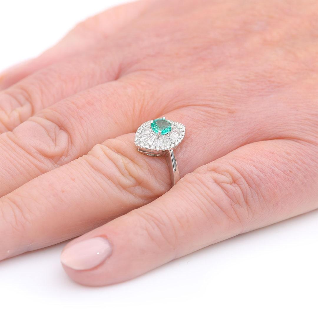 Zeitgenössischer Verlobungsring mit Smaragd und Diamant aus 18 Karat Weißgold  im Angebot 7
