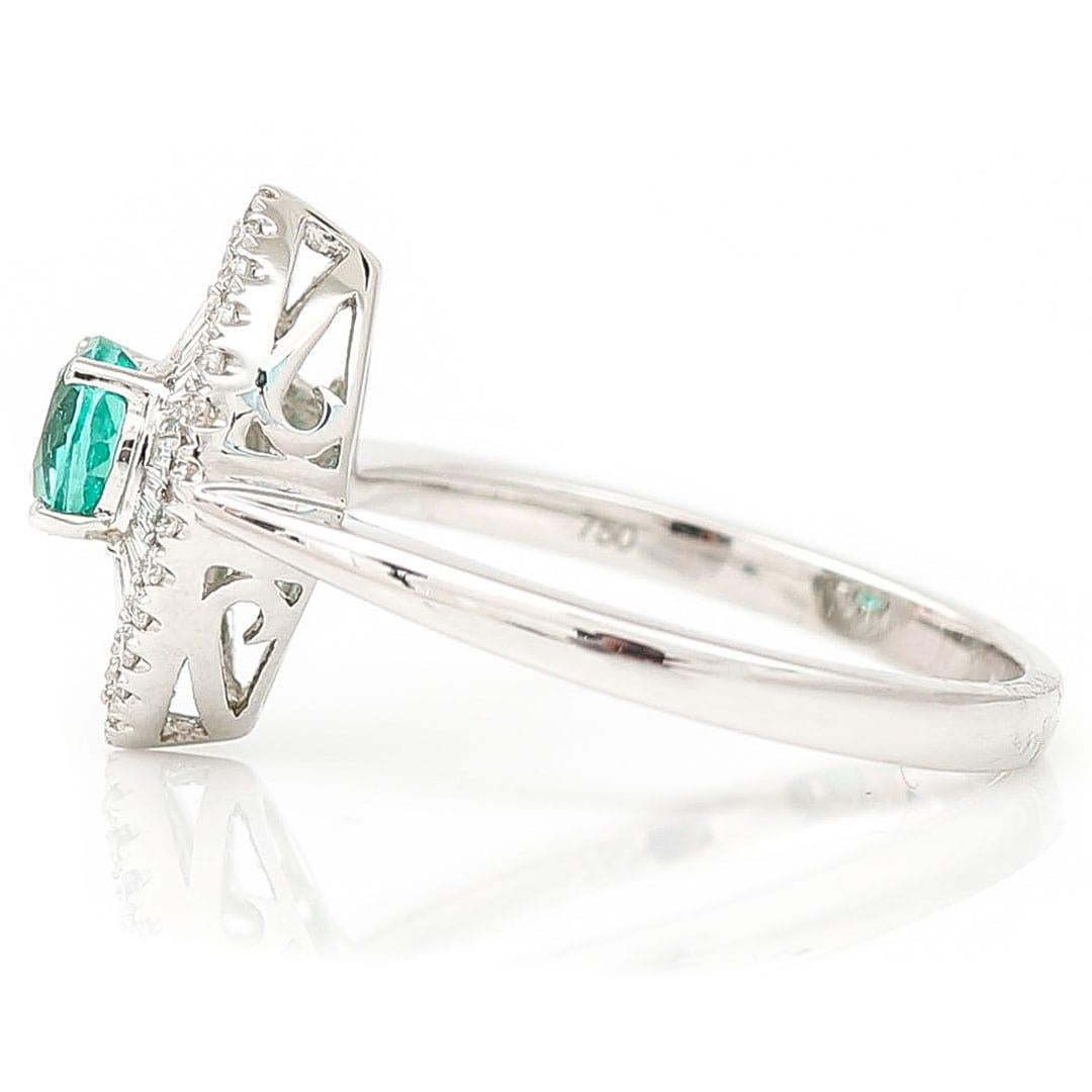 Contemporary 18ct White Gold Emerald and Diamond Engagement Ring  In Good Condition For Sale In Lancashire, Oldham