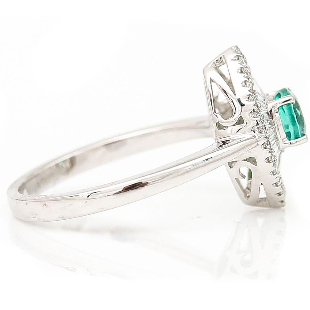 Contemporary 18ct White Gold Emerald and Diamond Engagement Ring  For Sale 1
