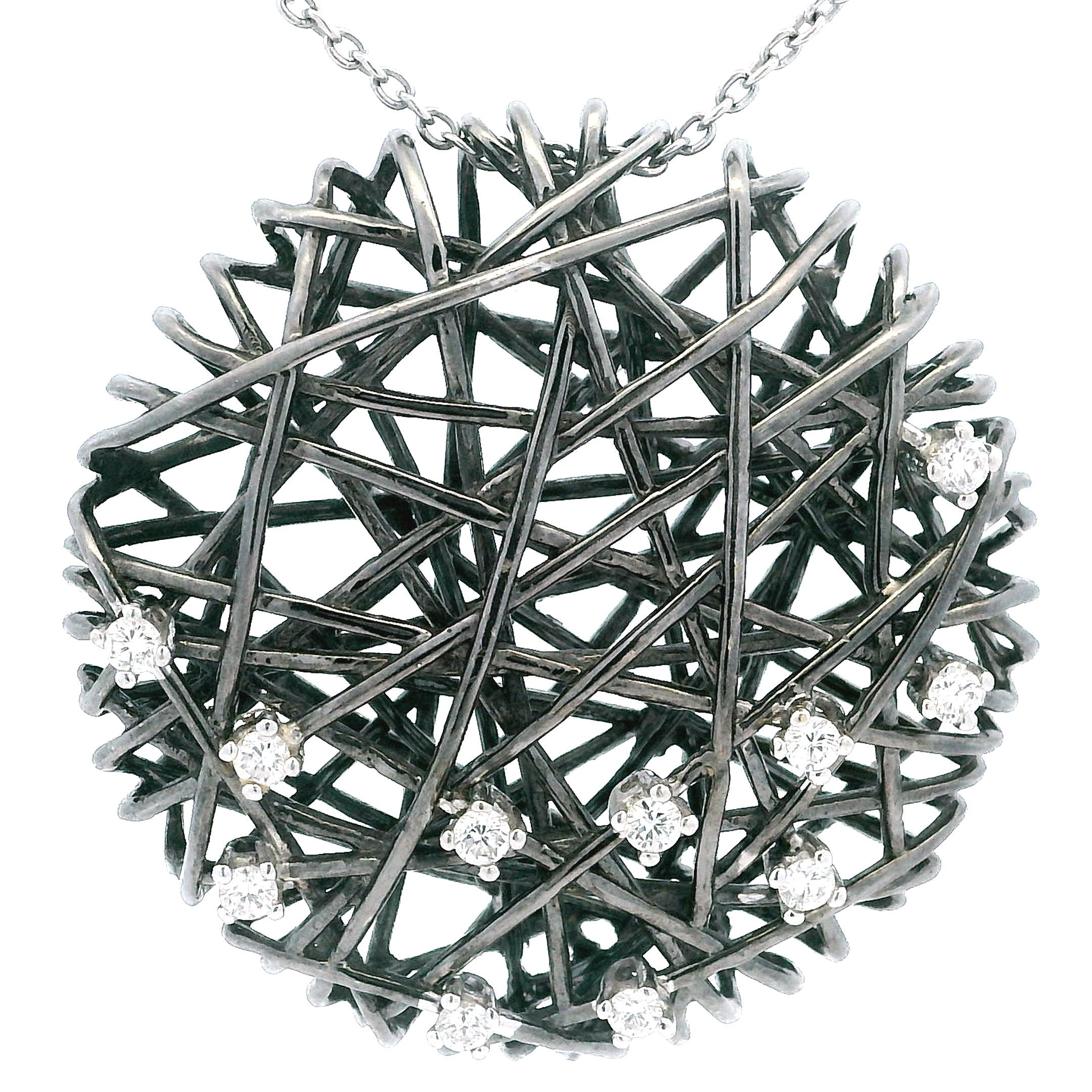 Audacieux, dimensionnel et résolument moderne, ce collier pendentif italien contemporain est réalisé en or 18 carats avec une finition en rhodium noir. Le design forme une toile ajourée complexe, un enchevêtrement sculptural de fils d'or formés à la