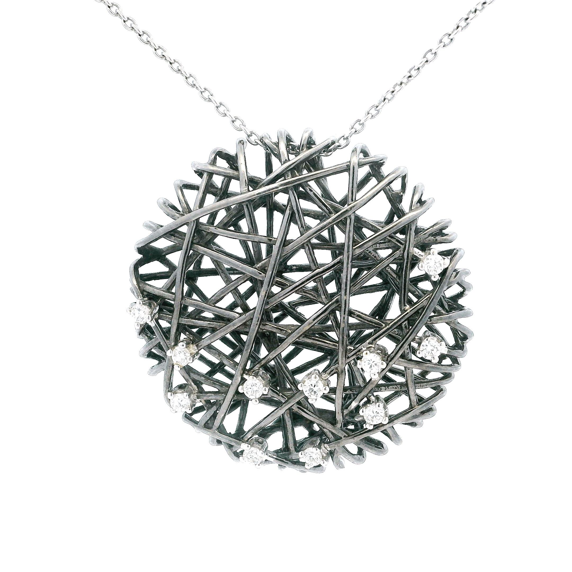 Collier contemporain avec pendentif toile en or noir rhodié 18K et diamants en vente 1