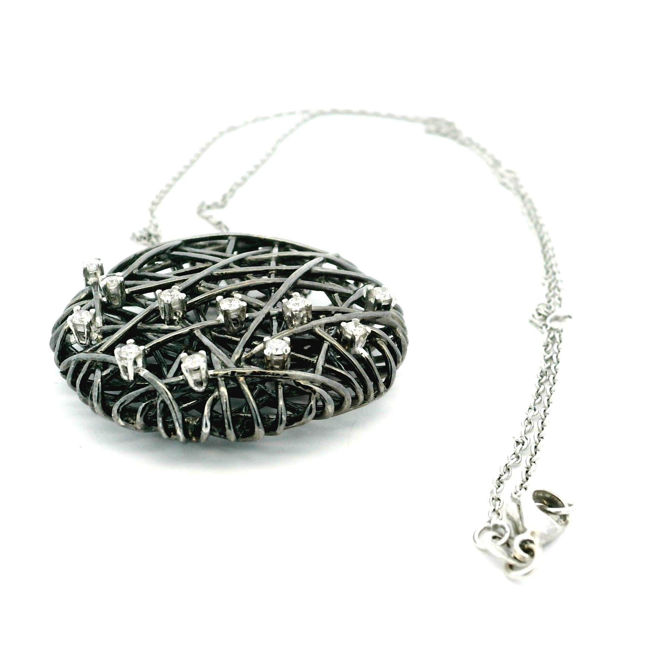 Collier contemporain avec pendentif toile en or noir rhodié 18K et diamants en vente 2