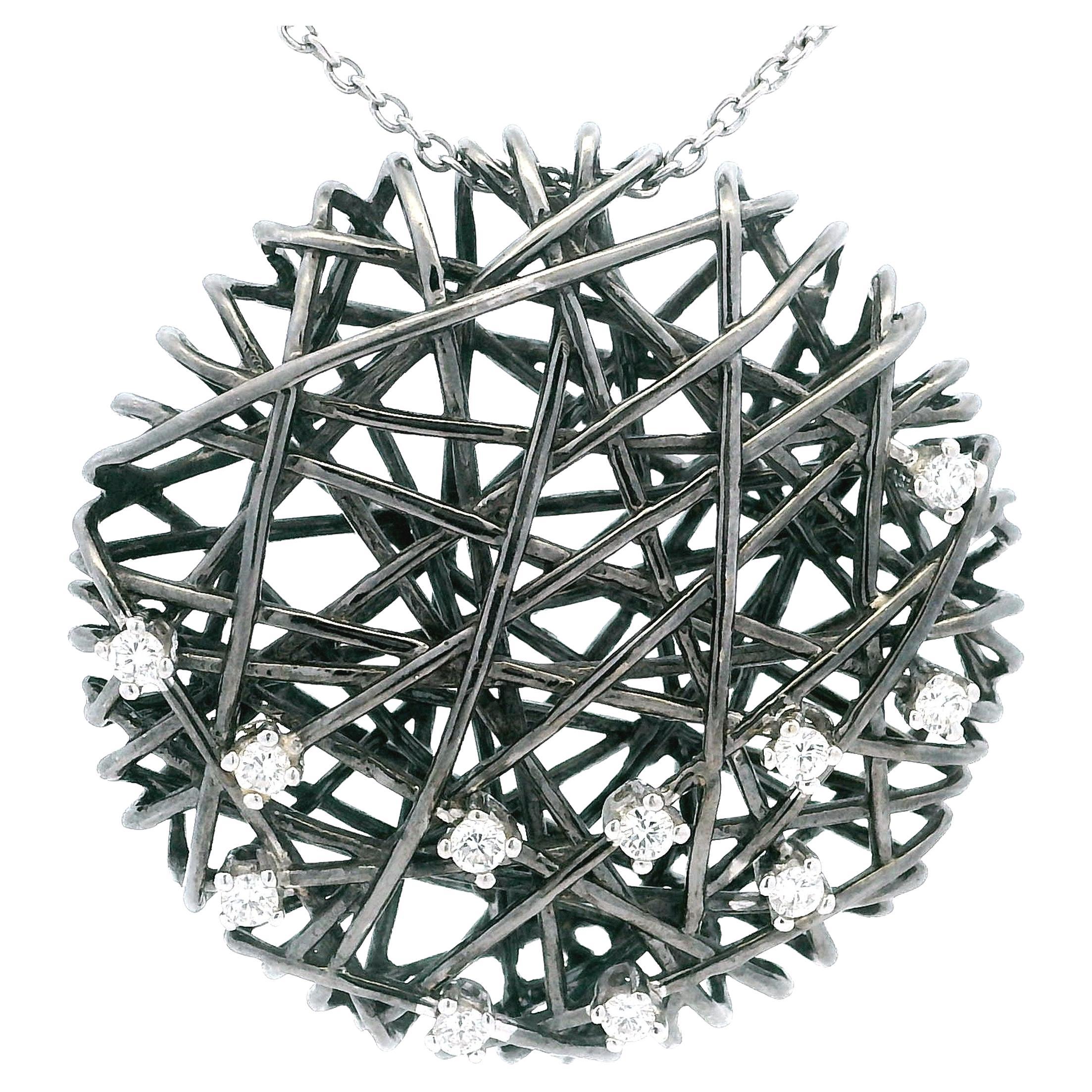 Collana contemporanea con ciondolo a forma di ragnatela in oro nero rodiato 18 carati con diamanti