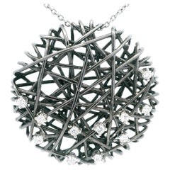 Collana contemporanea con ciondolo a forma di ragnatela in oro nero rodiato 18 carati con diamanti