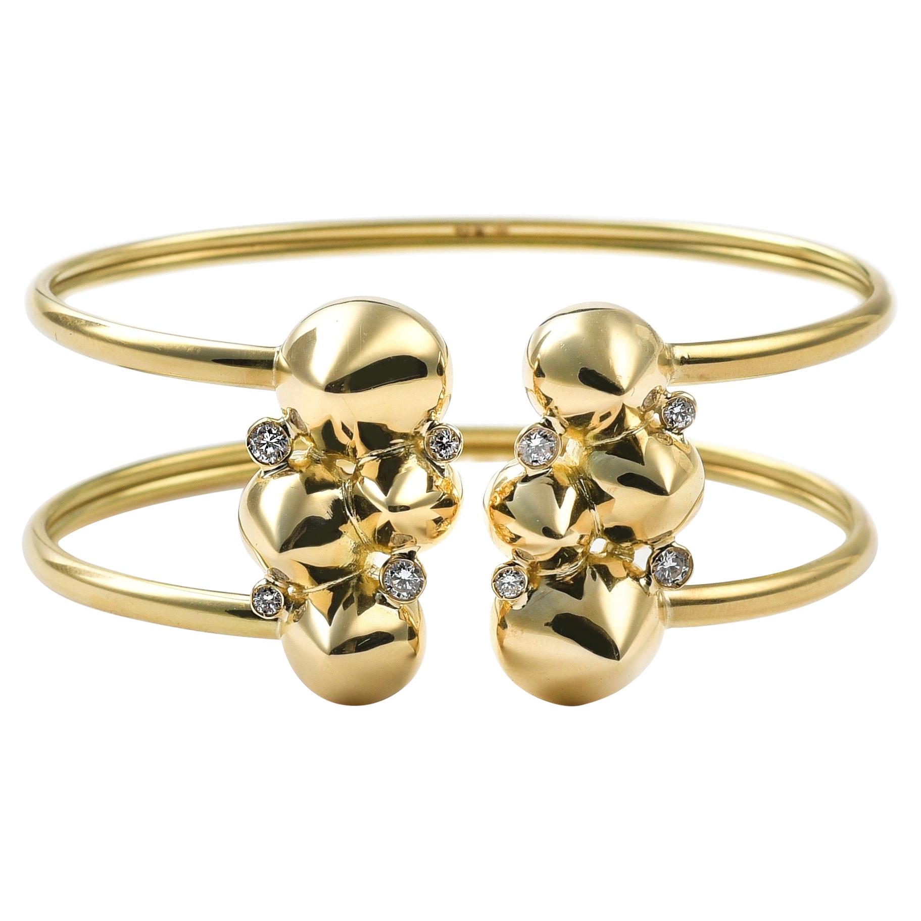 Zeitgenössische flexible Manschette aus 18 Karat Gold und weißen Diamanten, handgeformt, skulptural