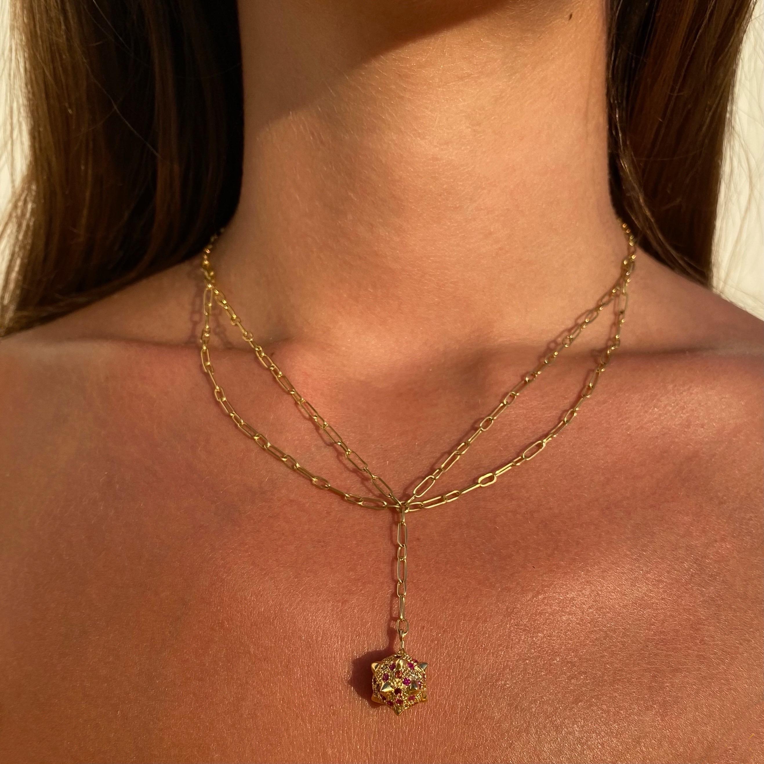 Zeitgenössische 18k Gold Spiked Sphere Kette Halskette mit Diamanten, Rubinen Granaten im Zustand „Neu“ im Angebot in Nicosia, CY