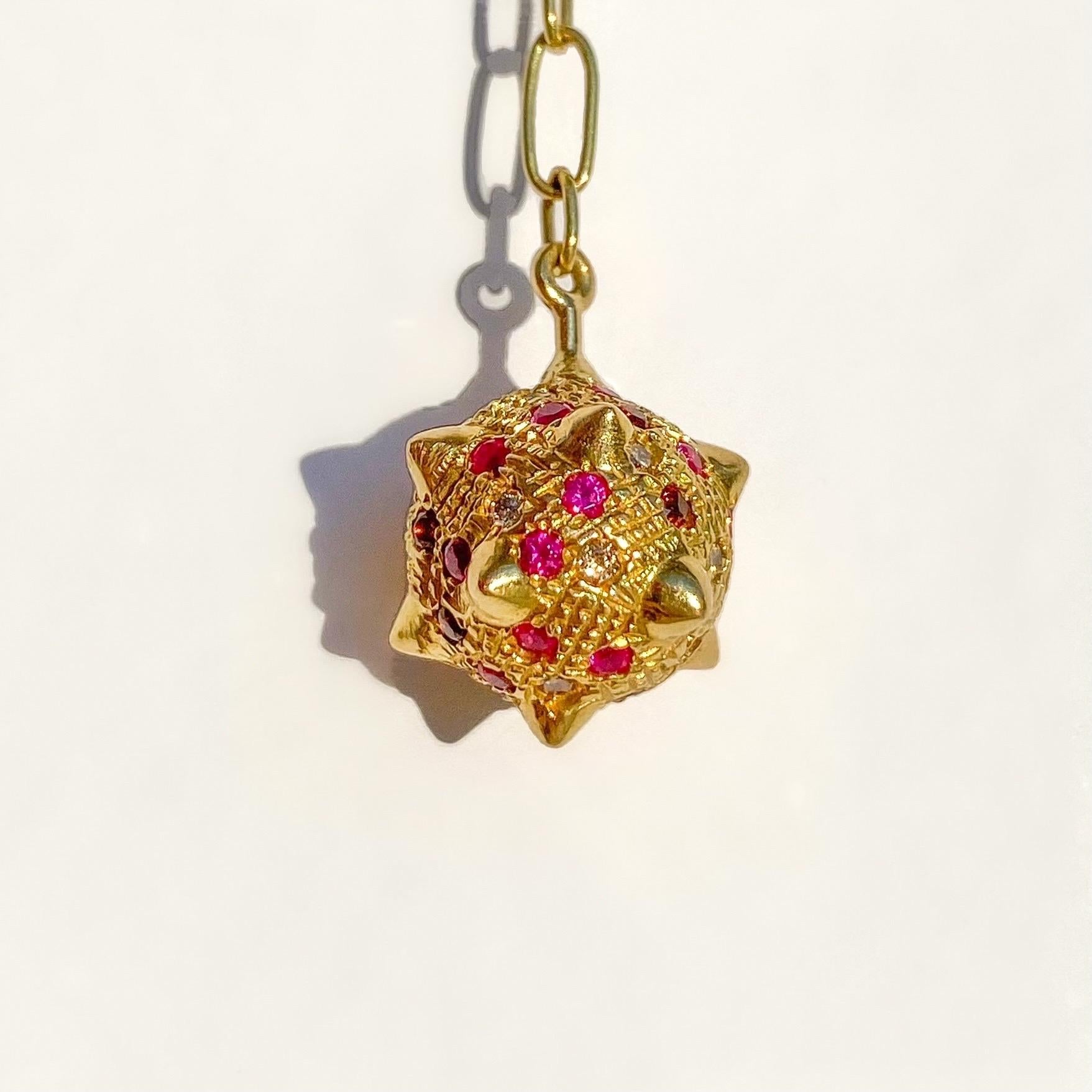 Zeitgenössische 18k Gold Spiked Sphere Kette Halskette mit Diamanten, Rubinen Granaten (Rundschliff) im Angebot