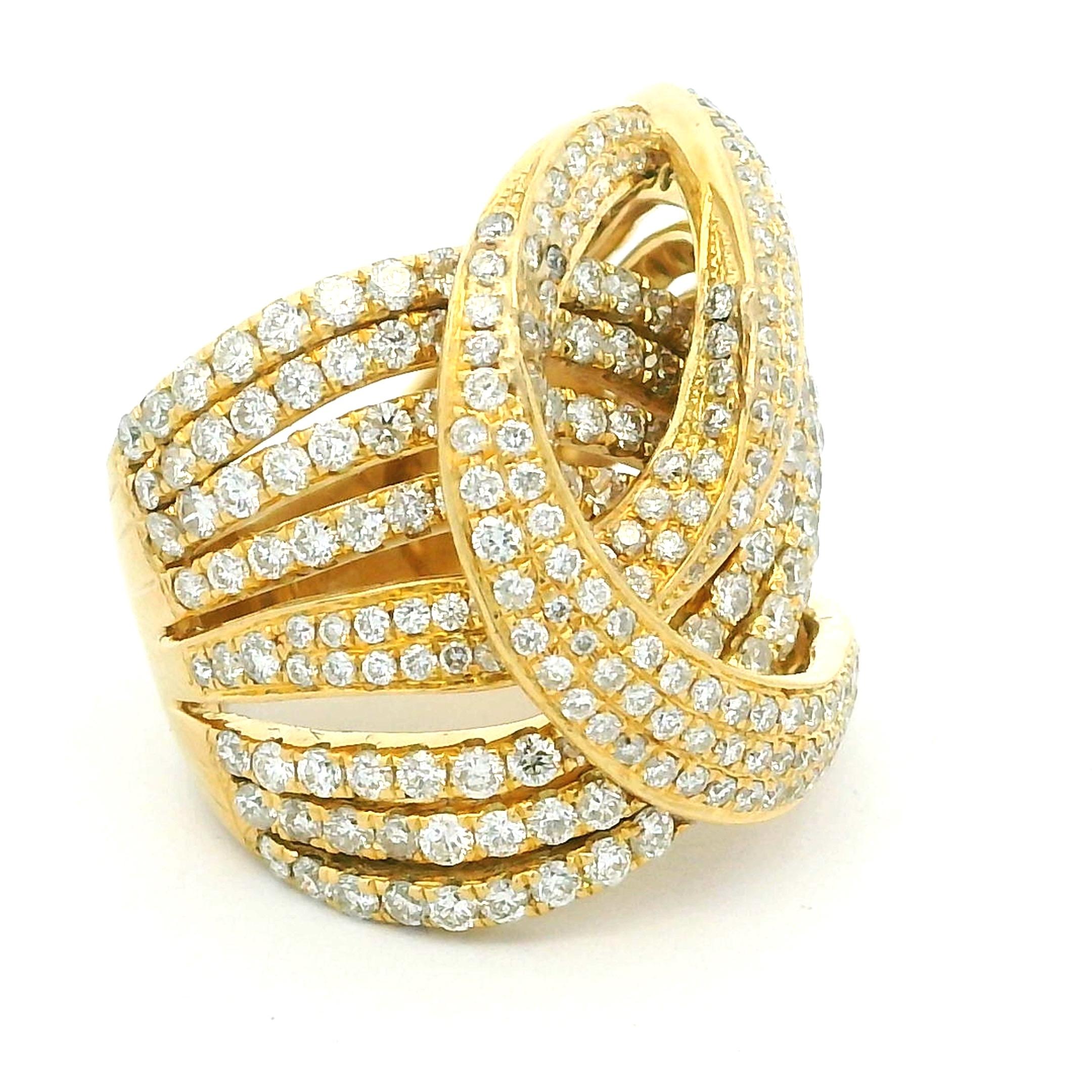 Anillo Ondulado Contemporáneo de Oro de 18 K con Pavé de Diamantes de 5,00 ct en Excelente estado para la venta en Miami, FL