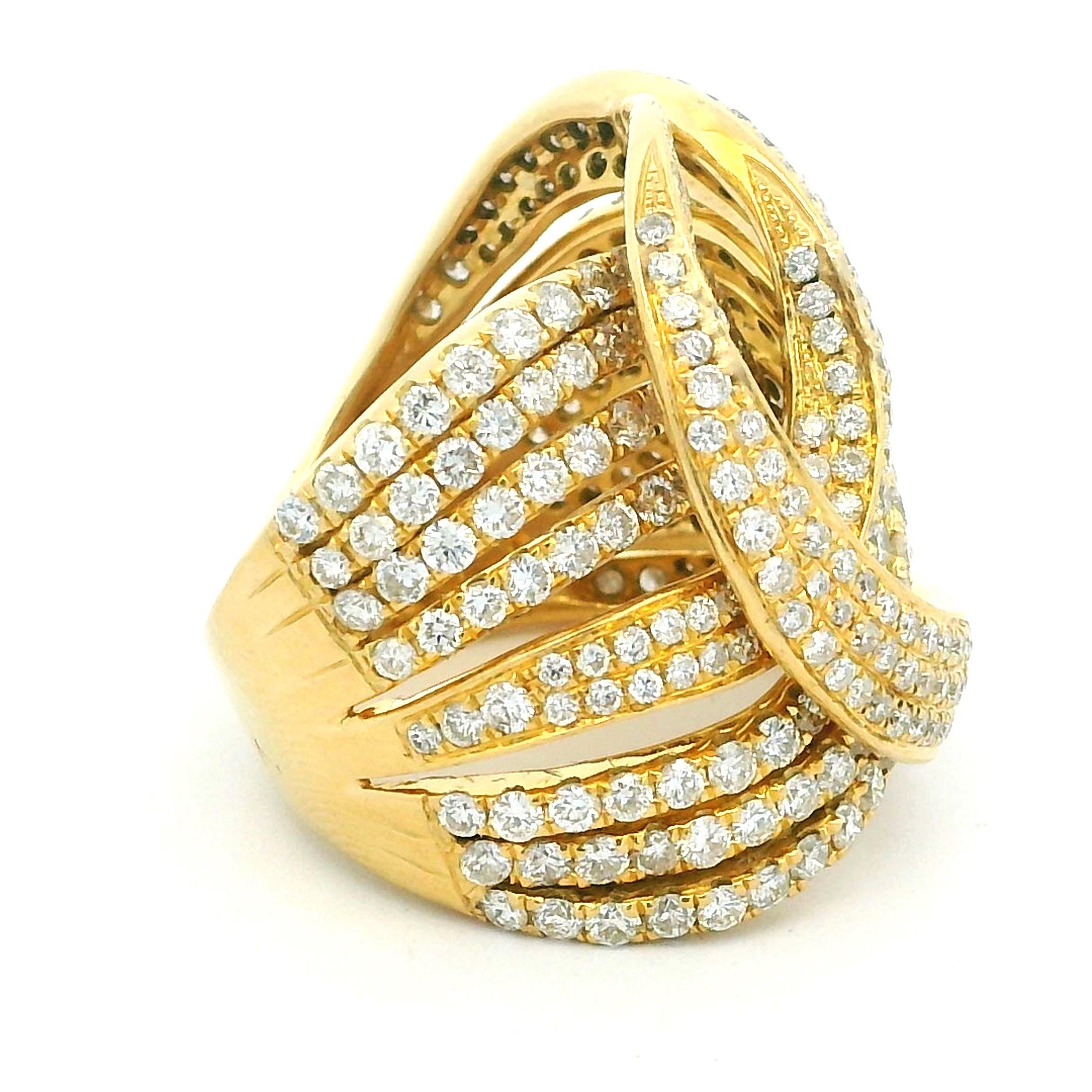 Femenino o masculino Anillo Ondulado Contemporáneo de Oro de 18 K con Pavé de Diamantes de 5,00 ct en venta