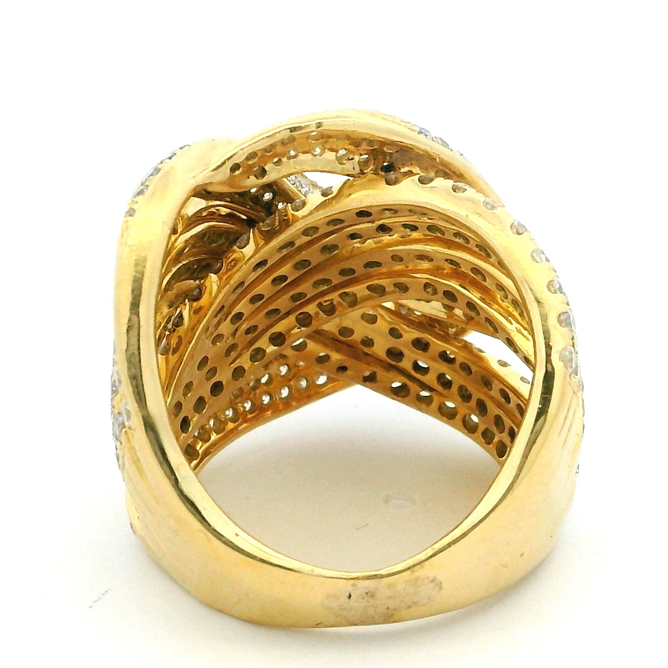 Anillo Ondulado Contemporáneo de Oro de 18 K con Pavé de Diamantes de 5,00 ct en venta 3