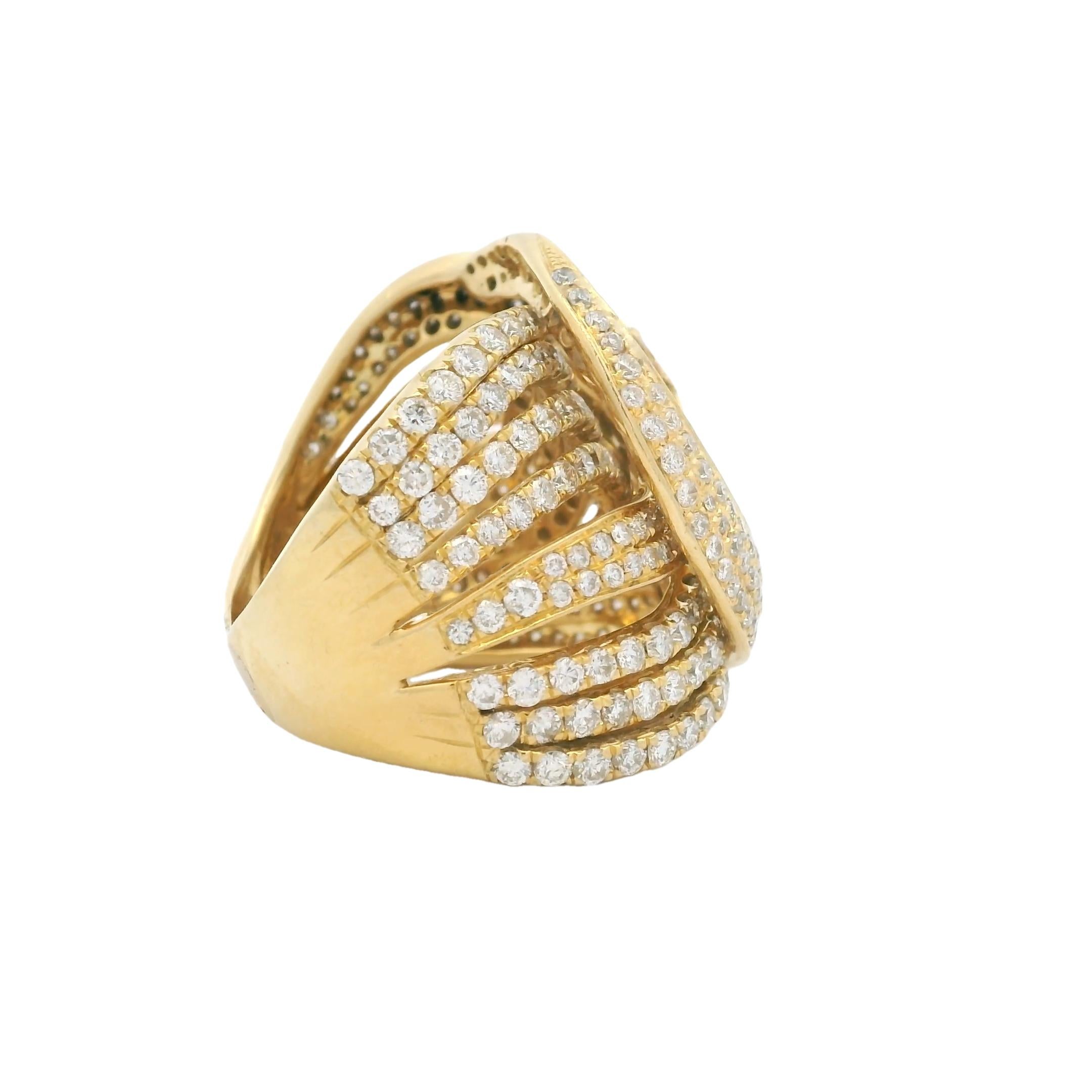 Anello a onda in oro 18 carati contemporaneo con diamanti pavé da 5,00 carati in vendita 3