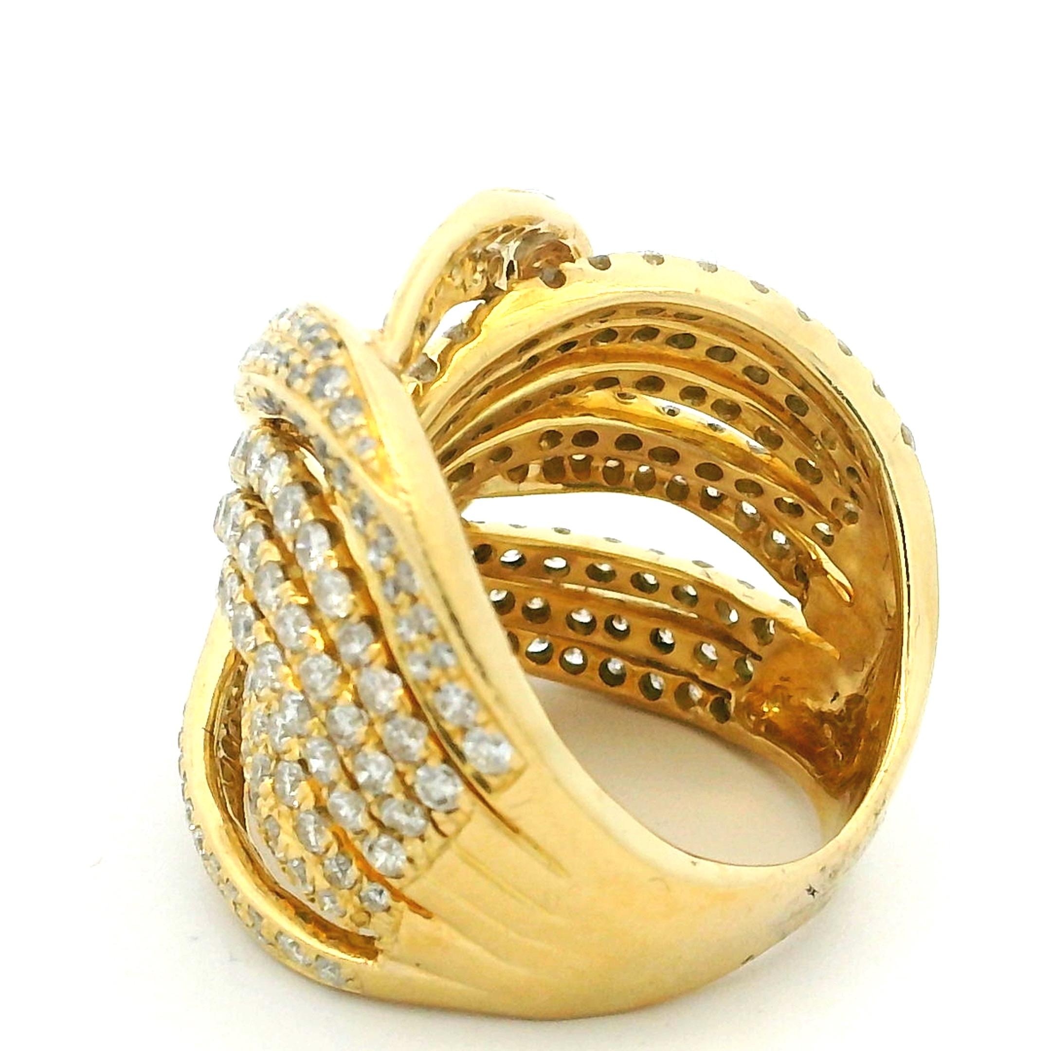 Anillo Ondulado Contemporáneo de Oro de 18 K con Pavé de Diamantes de 5,00 ct en venta 4