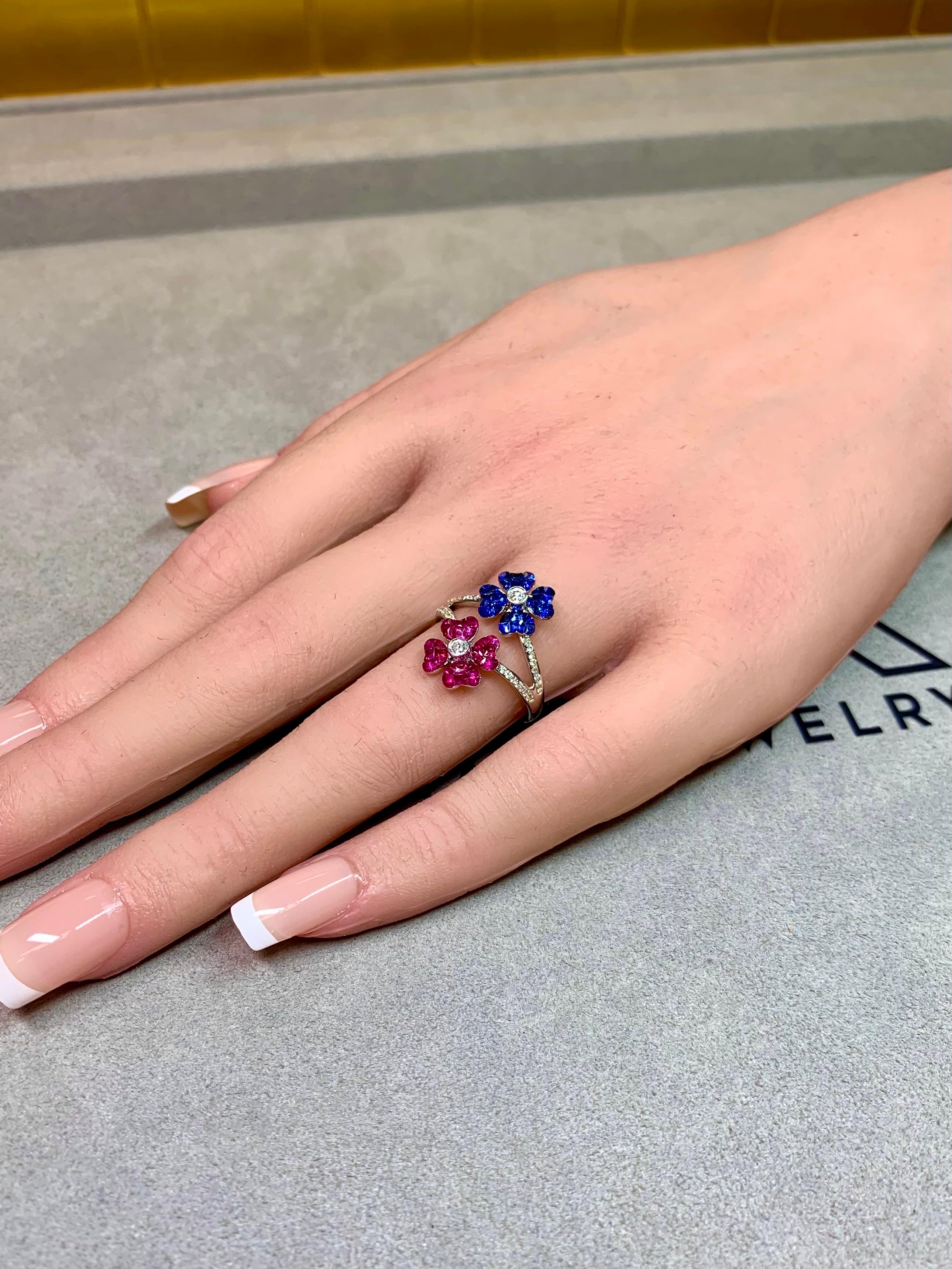 Contemporary 18K Invisibly Set Ruby Sapphire Double Flower Diamond Ring Sz 6.75 im Angebot 4