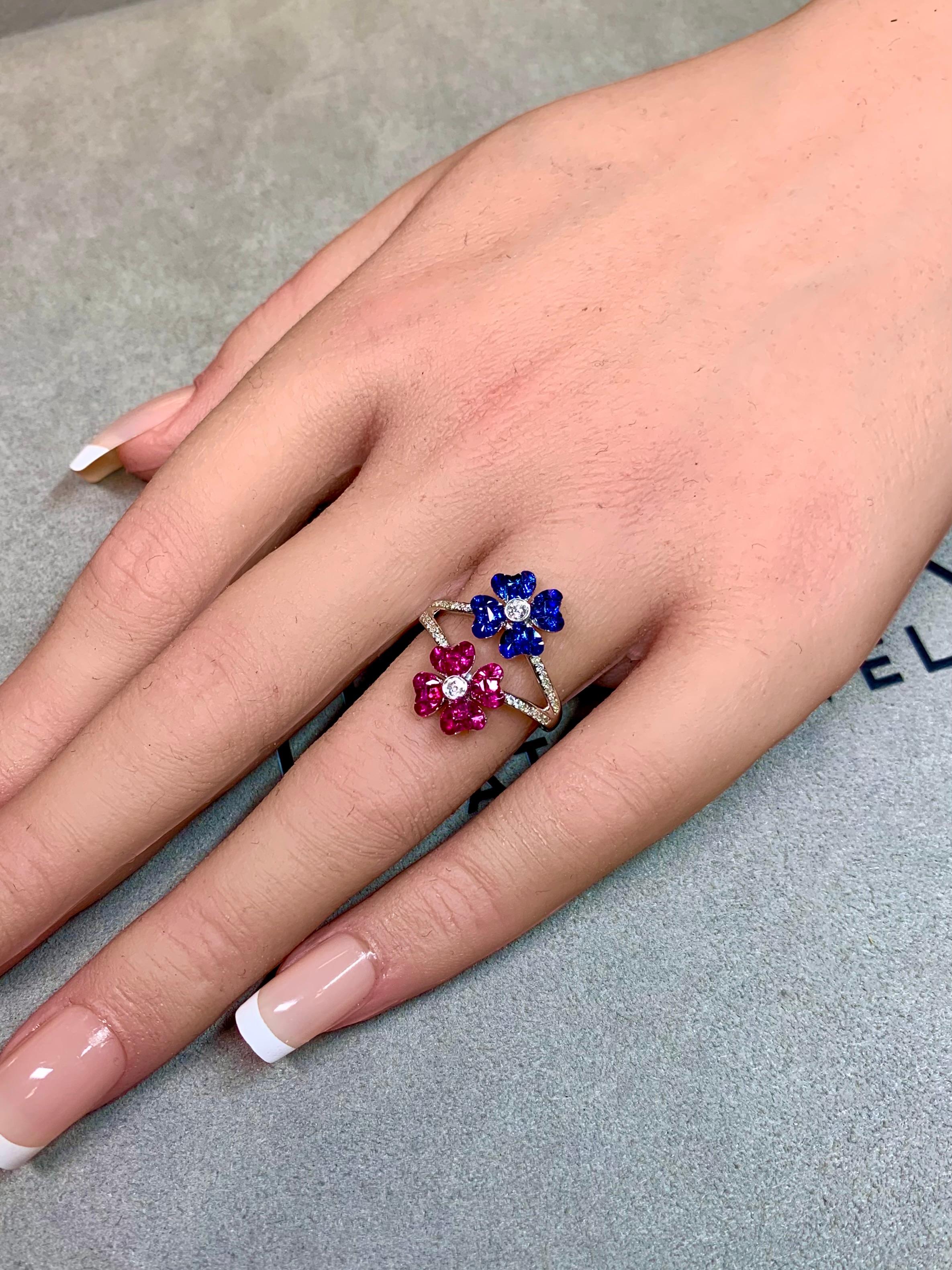 Contemporary 18K Invisibly Set Ruby Sapphire Double Flower Diamond Ring Sz 6.75 im Angebot 5