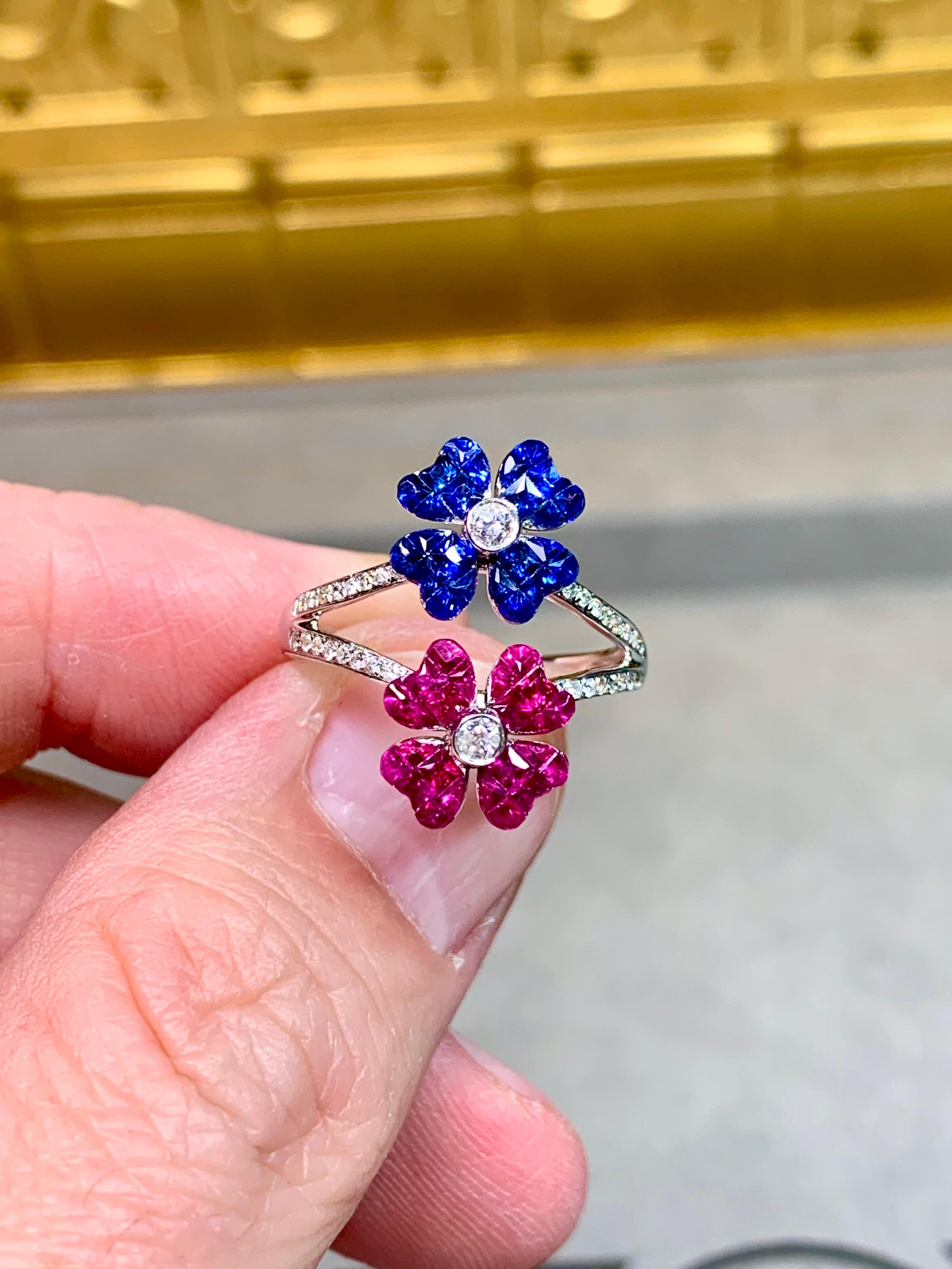 Contemporary 18K Invisibly Set Ruby Sapphire Double Flower Diamond Ring Sz 6.75 für Damen oder Herren im Angebot
