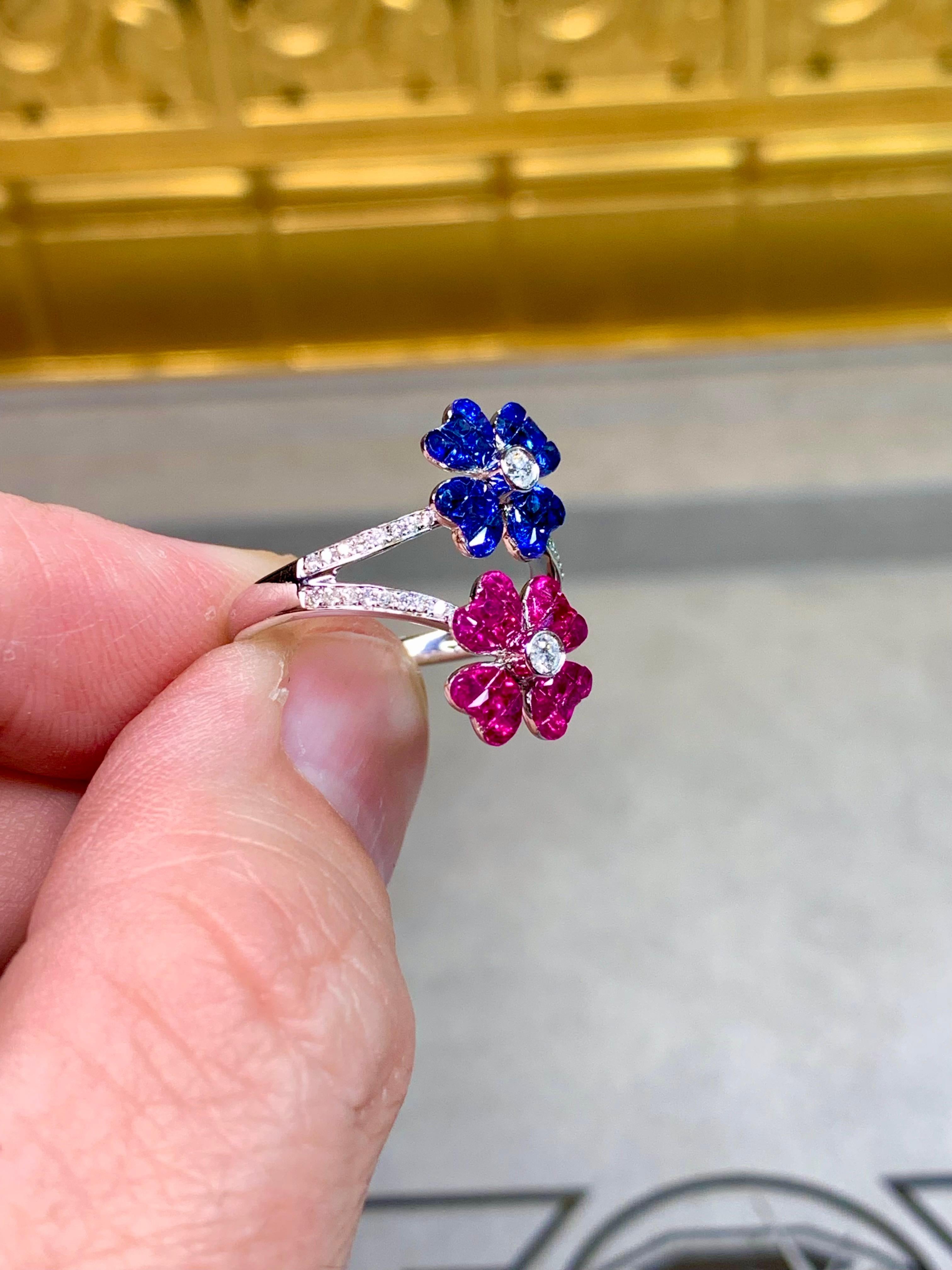 Contemporary 18K Invisibly Set Ruby Sapphire Double Flower Diamond Ring Sz 6.75 im Angebot 2