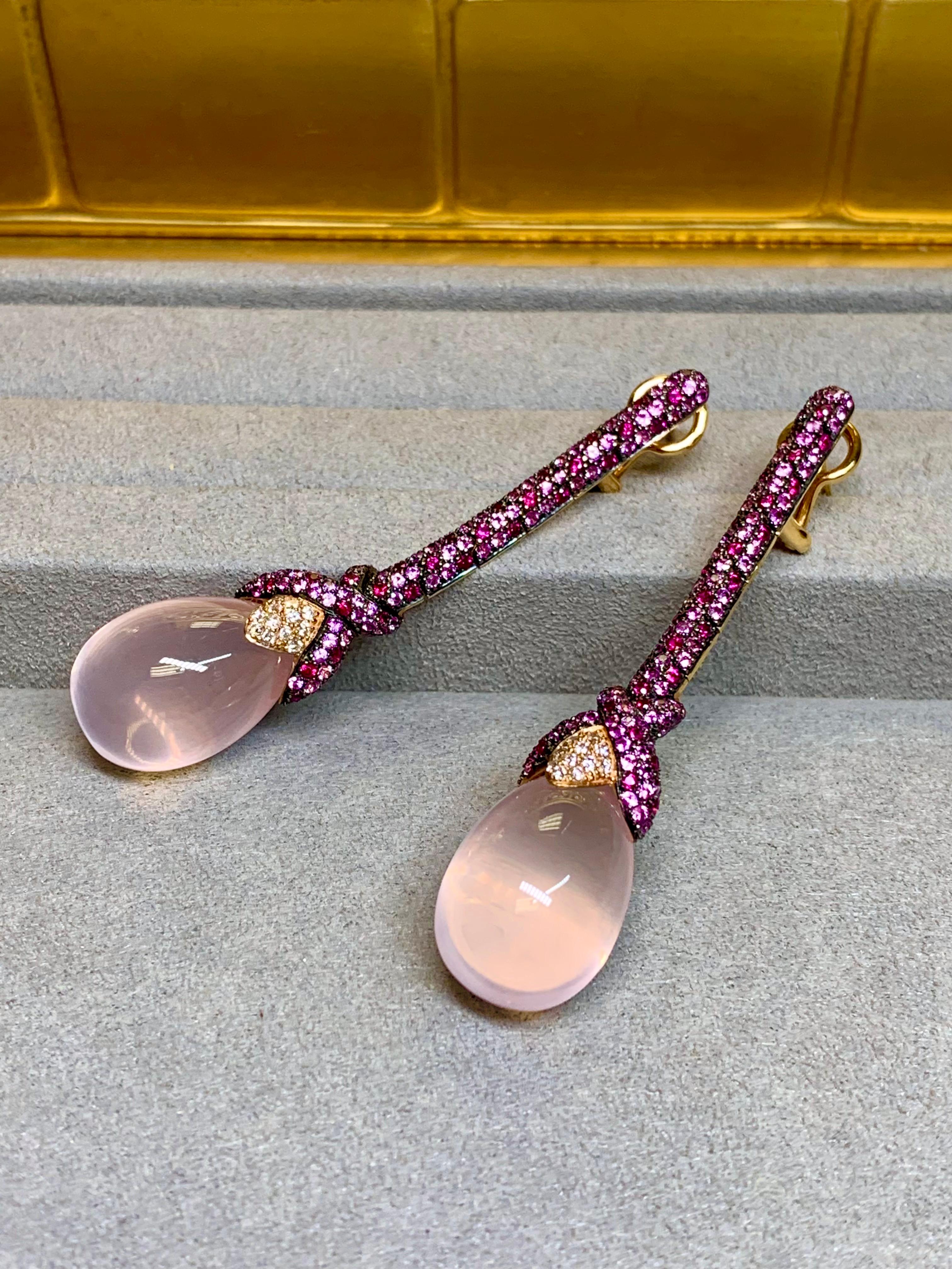 
Un paio di orecchini a goccia contemporanei finemente lavorati in oro giallo 18 carati, disegnati con grande maestria e precisione. Le sezioni superiori sono incastonate a pavé con un'elegante combinazione di rubini naturali e zaffiri rosa, per un