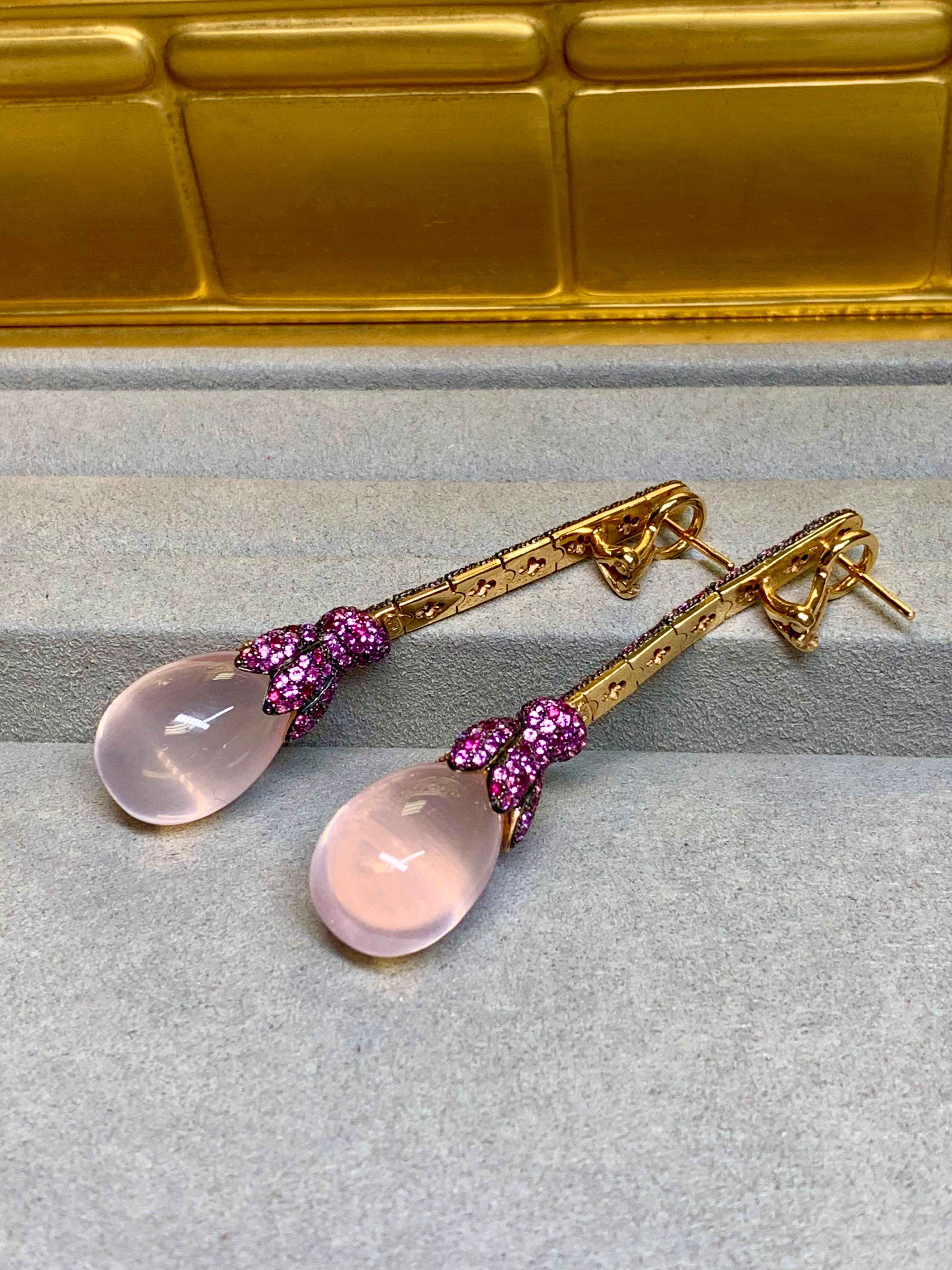 Contemporaneo Orecchini pendenti contemporanei in zaffiro rosa 18 carati con quarzo rosa e rubino 8,46 ct. in vendita