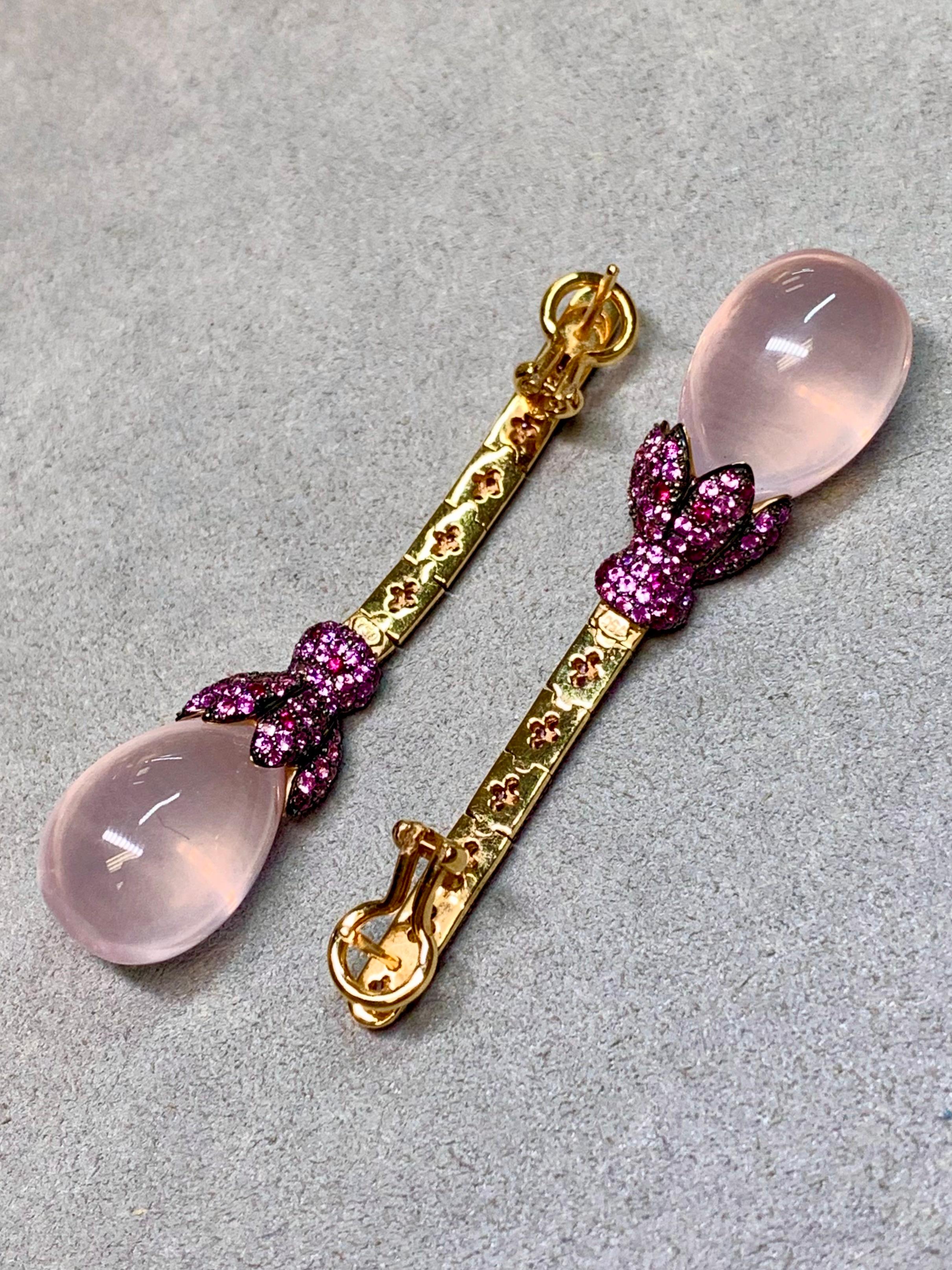 Taglio rotondo Orecchini pendenti contemporanei in zaffiro rosa 18 carati con quarzo rosa e rubino 8,46 ct. in vendita