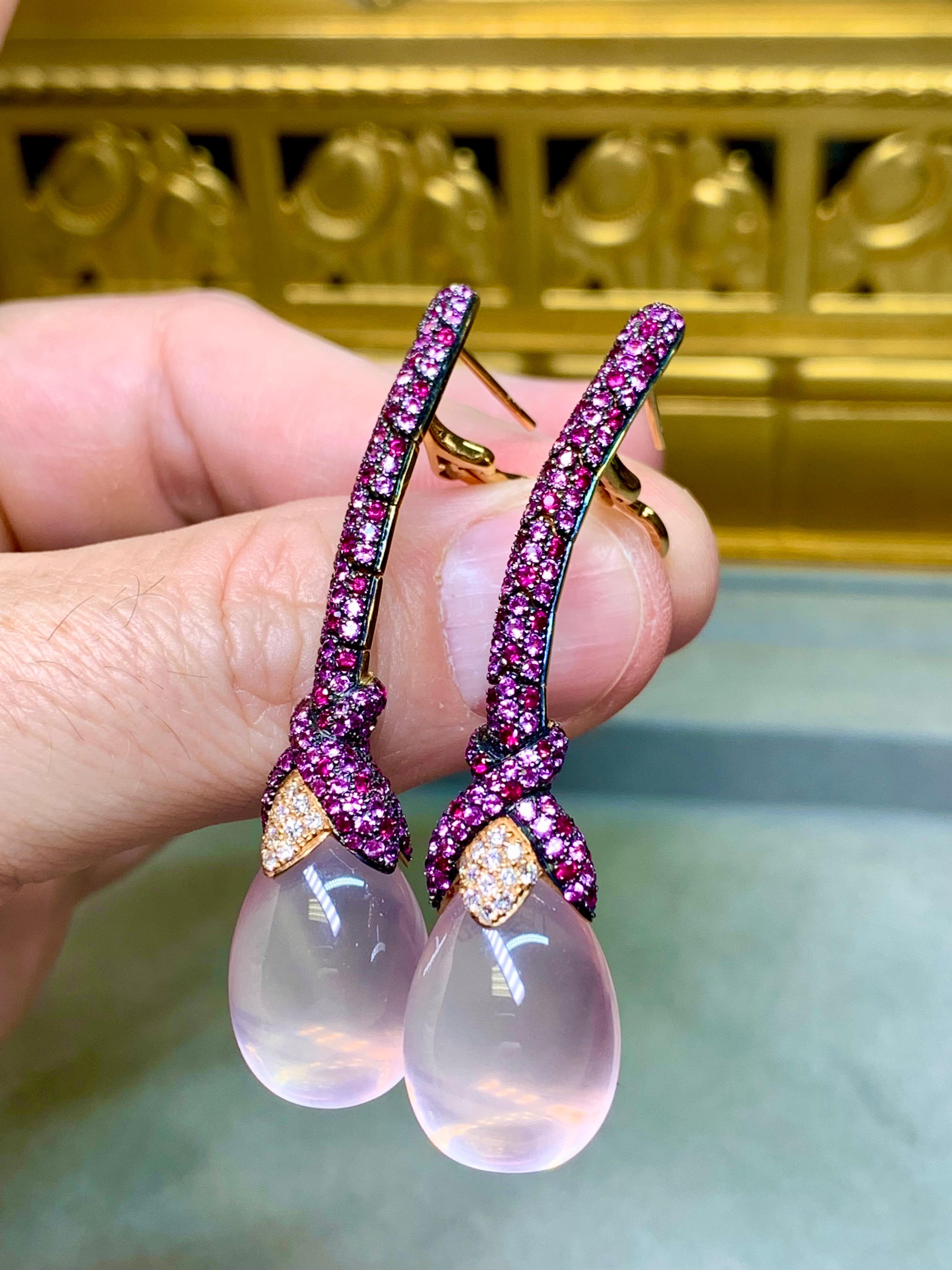 da uomo o donna Orecchini pendenti contemporanei in zaffiro rosa 18 carati con quarzo rosa e rubino 8,46 ct. in vendita