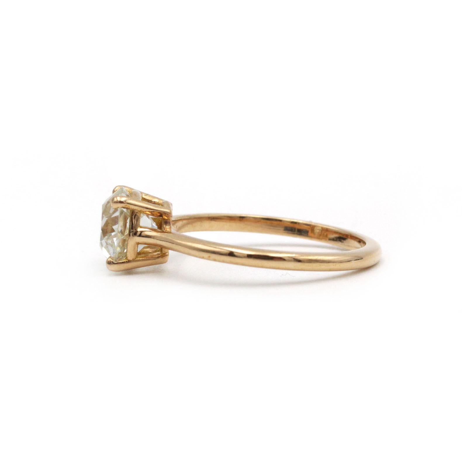 Une étude de la simplicité raffinée et de l'artisanat moderne, cette élégante bague solitaire est fabriquée en or rose 18 carats et sertie d'un diamant taille ancienne de 1,56 carat de couleur K et de pureté VS2, accompagné d'un certificat complet