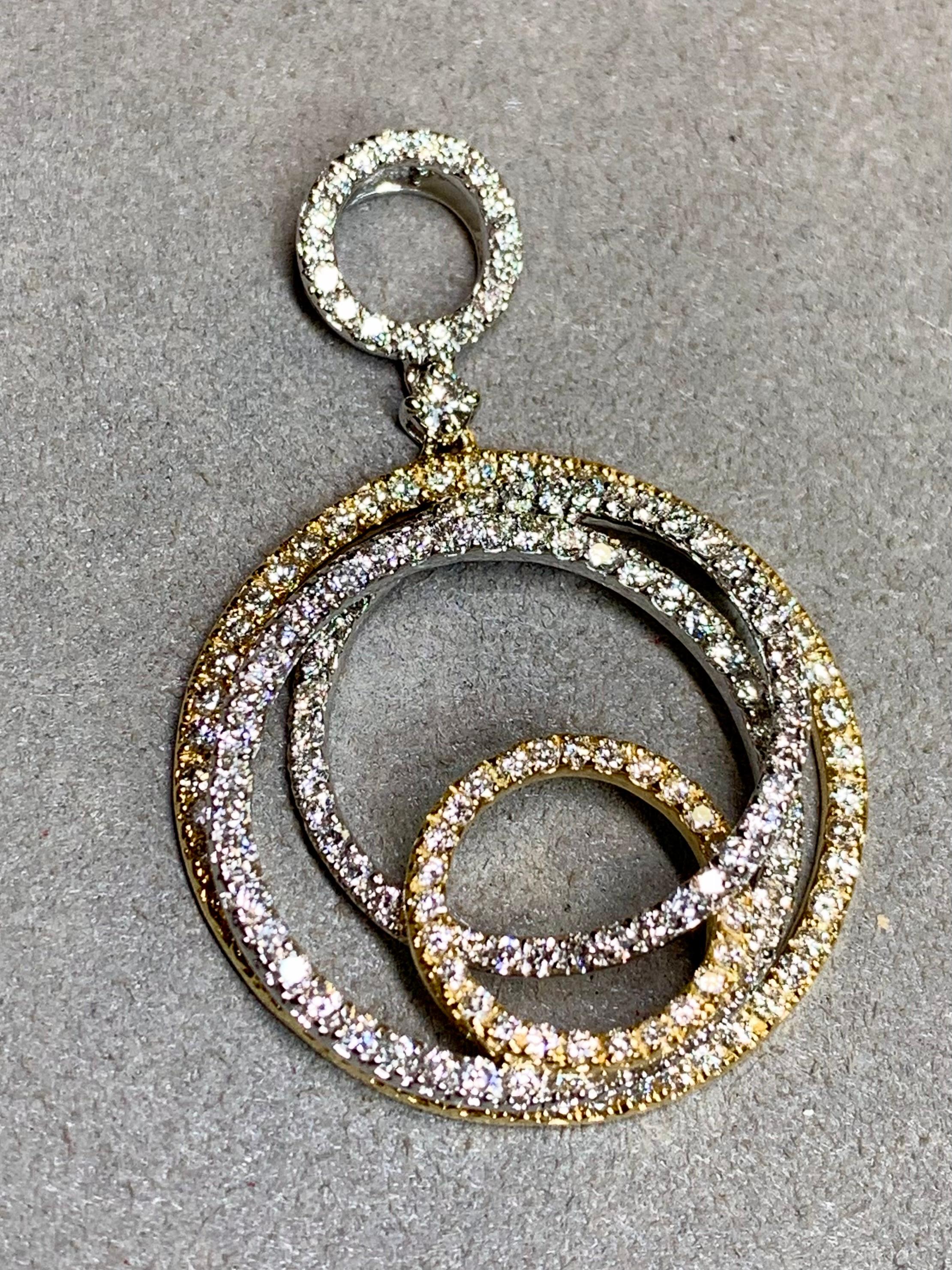 Un pendentif de succession contemporain qui attire l'attention, réalisé avec art en or jaune et blanc 18 carats. Le design audacieux en forme de cercle ouvert est entièrement orné d'environ 3,00 carats de diamants ronds étincelants de taille
