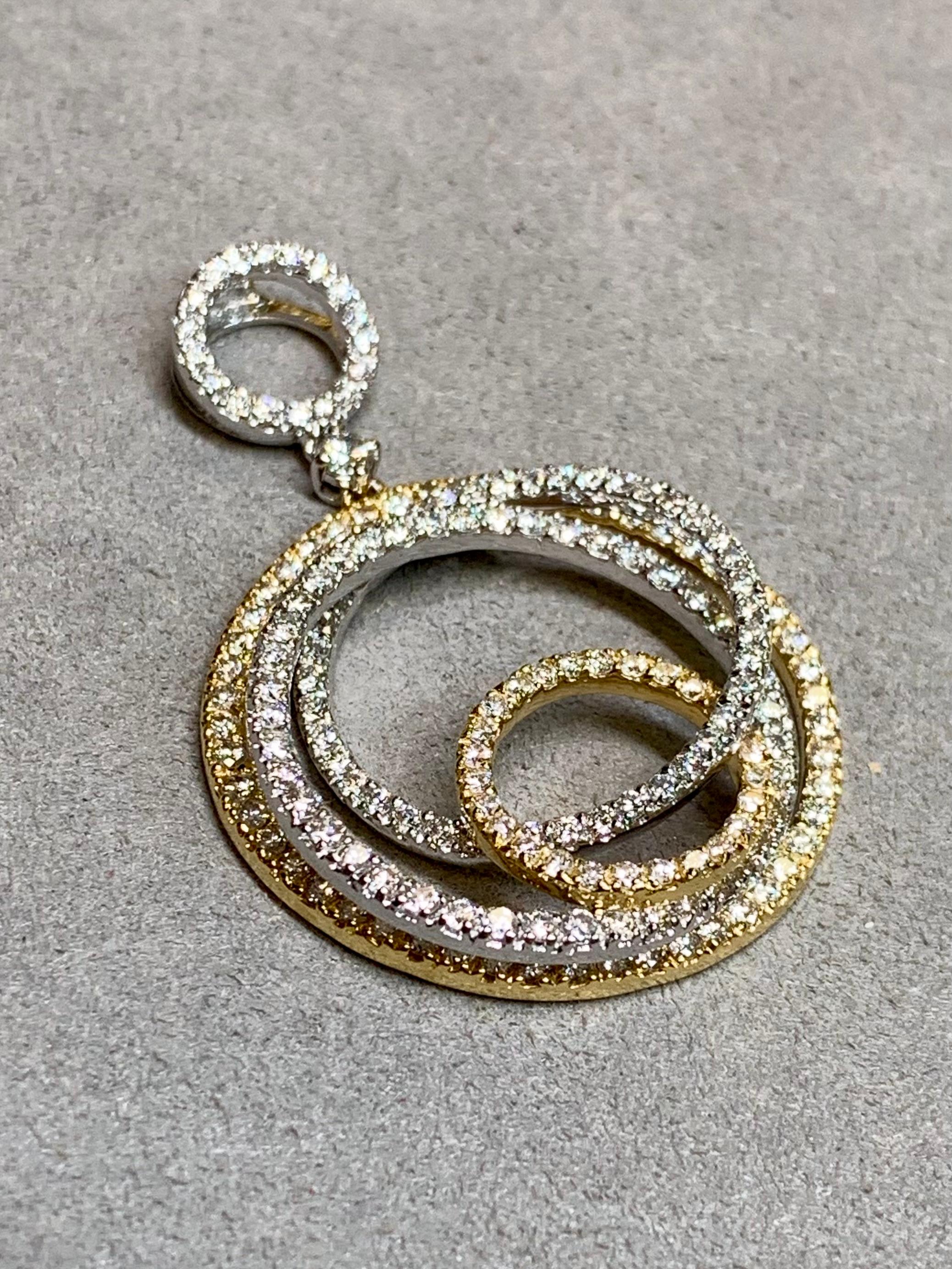 Contemporain Collier pendentif à diamants 3ctw G Vs Contemporary 18K Two Tone Interlocking Circle