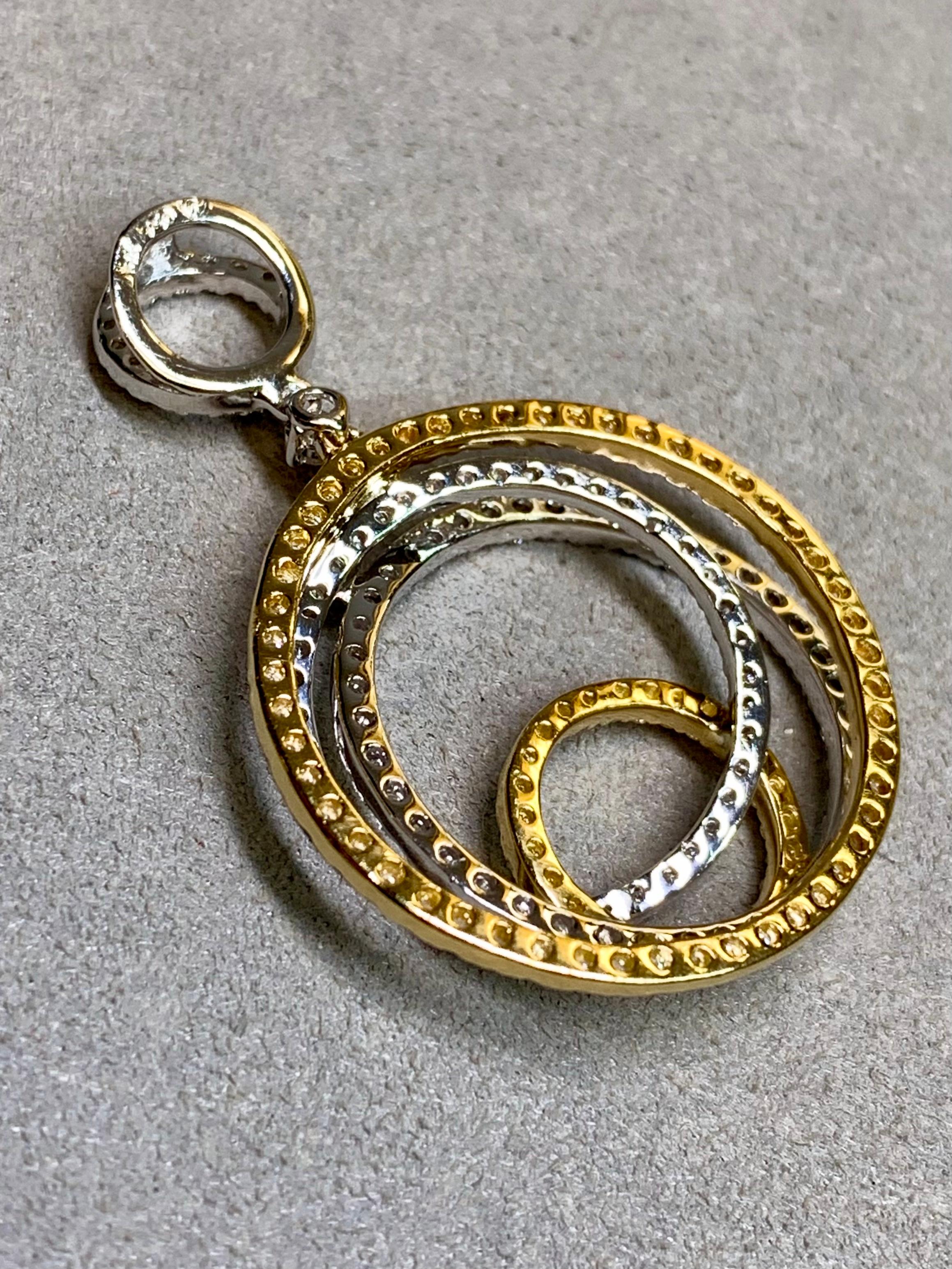 Taille ronde Collier pendentif à diamants 3ctw G Vs Contemporary 18K Two Tone Interlocking Circle