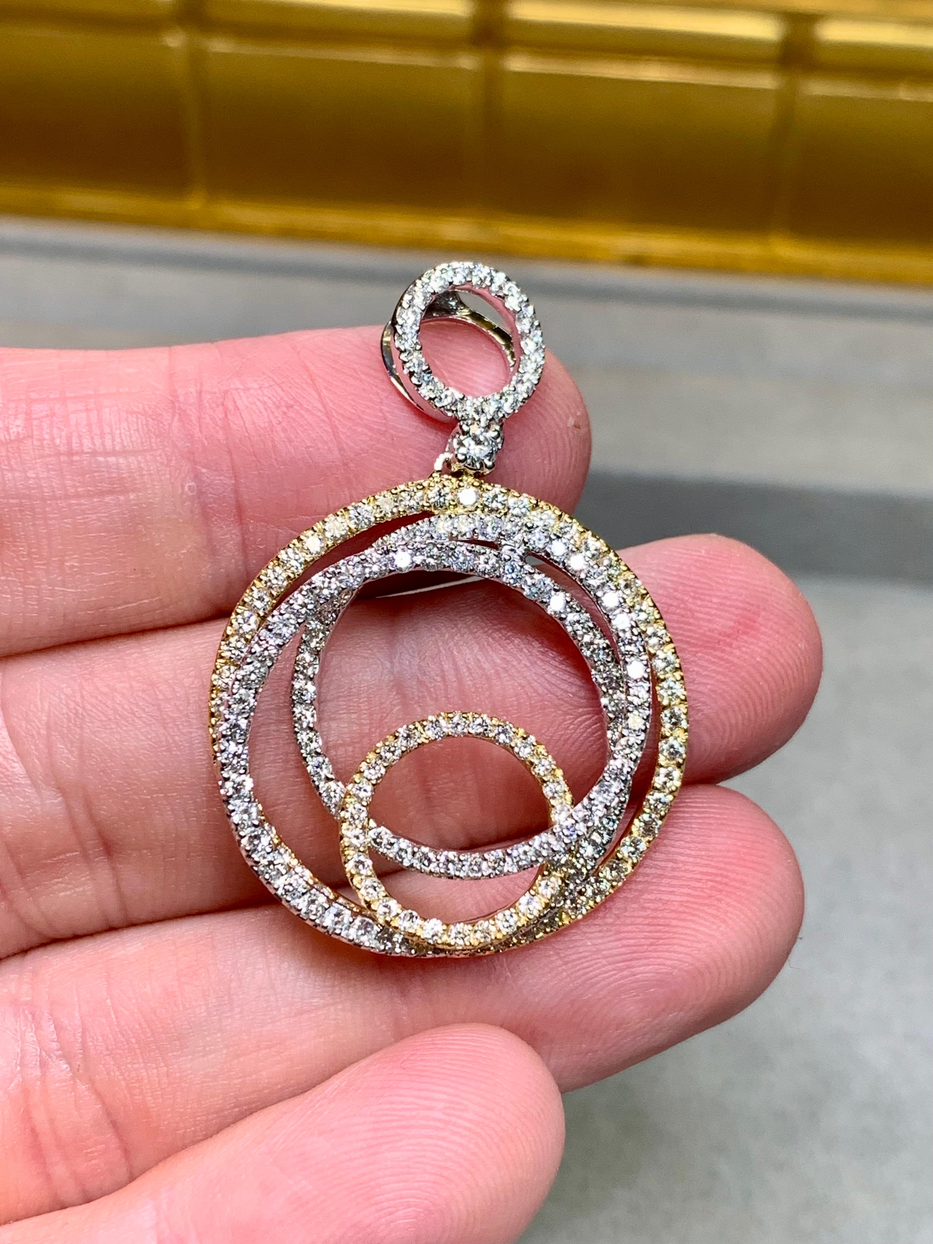 Collier pendentif à diamants 3ctw G Vs Contemporary 18K Two Tone Interlocking Circle Excellent état à Winter Springs, FL