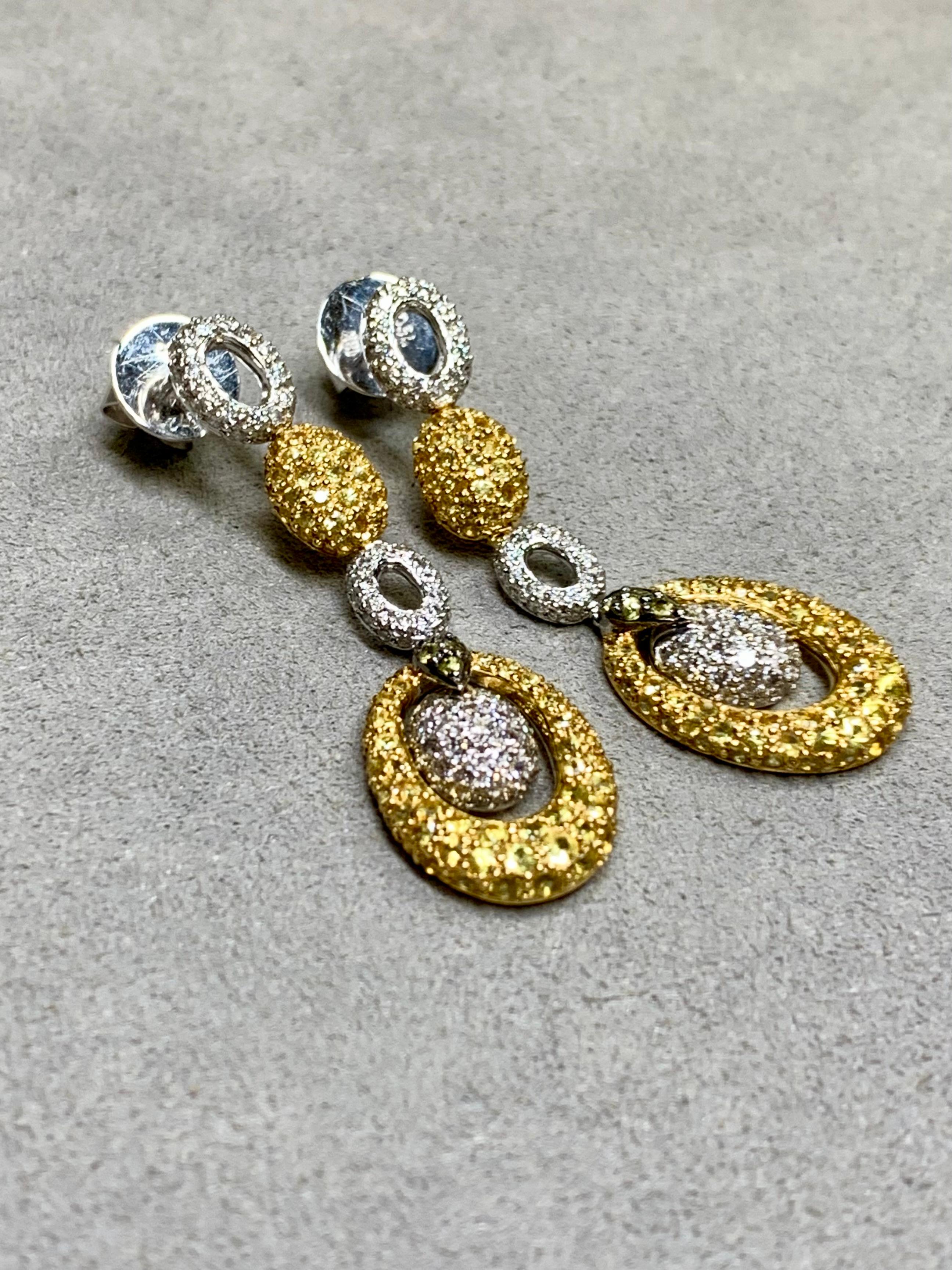 Boucles d'oreilles contemporaines en or blanc et jaune 18 carats serties de 2.72ctw de saphirs jaunes naturels ainsi que de 1.24ctw de diamants ronds de couleur H-I Vs2-Si1 et de diamants bruns fantaisie.


Dimensions/Poids :

Les boucles d'oreilles