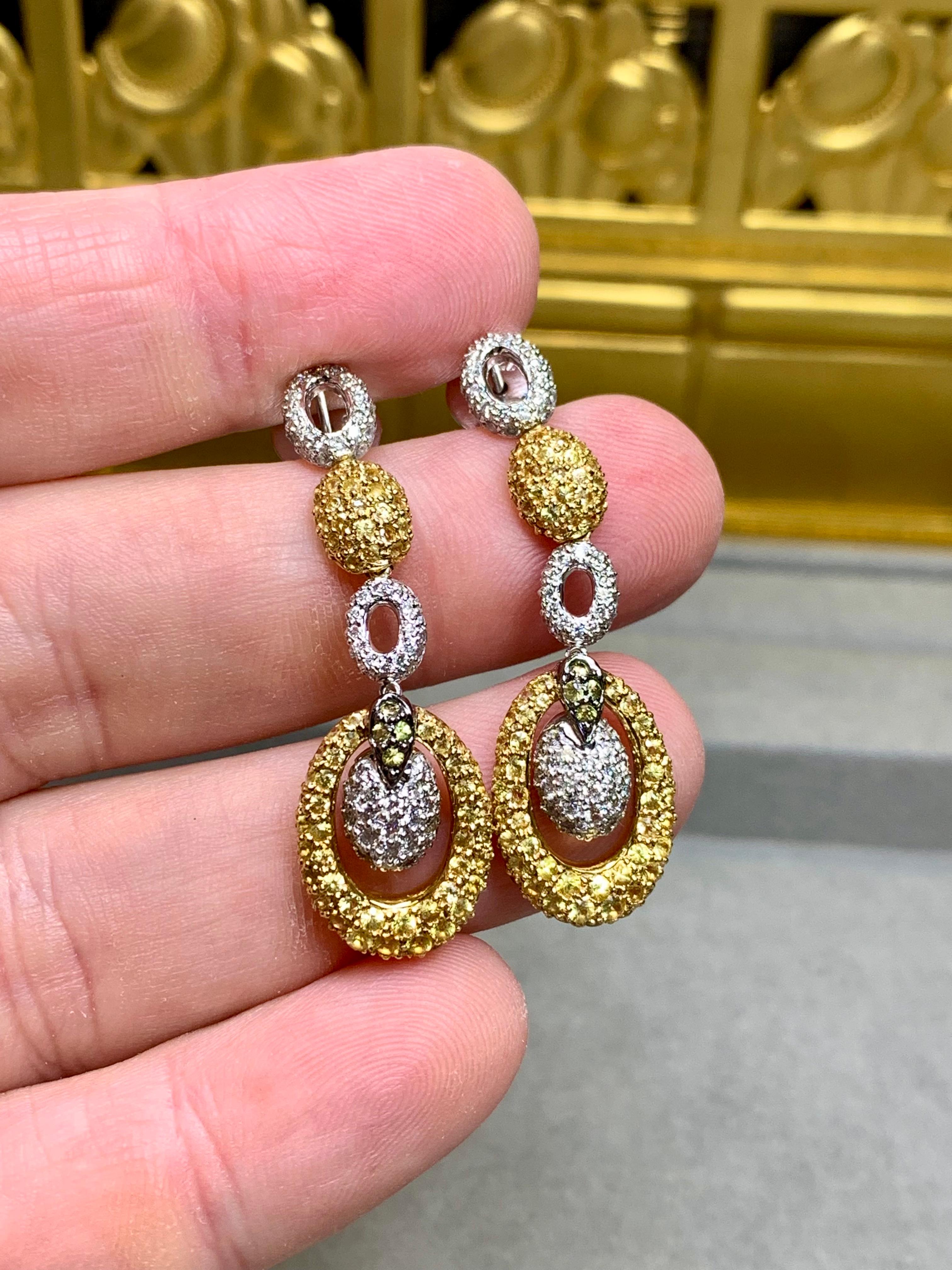 Taille ronde Boucles d'oreilles pendantes contemporaines en deux tons 18K Pavé saphir jaune diamant ovale 3.96ct en vente