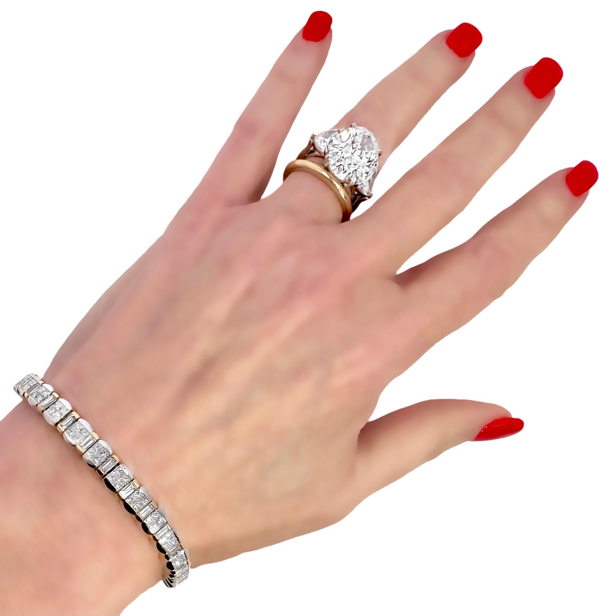 Contemporary 18k White and Yellow Gold Diamond Line Bracelet For Sale 5